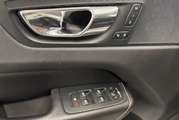 valkoinen Volvo XC60 2019 kuva 17.