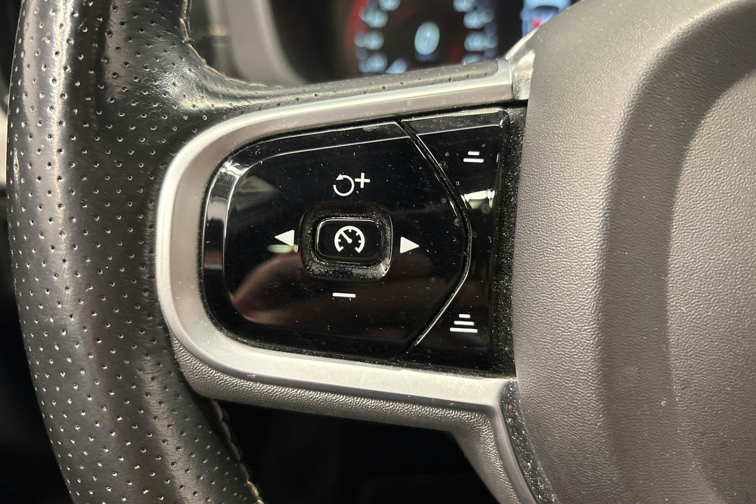 valkoinen Volvo XC60 2019 kuva 19.