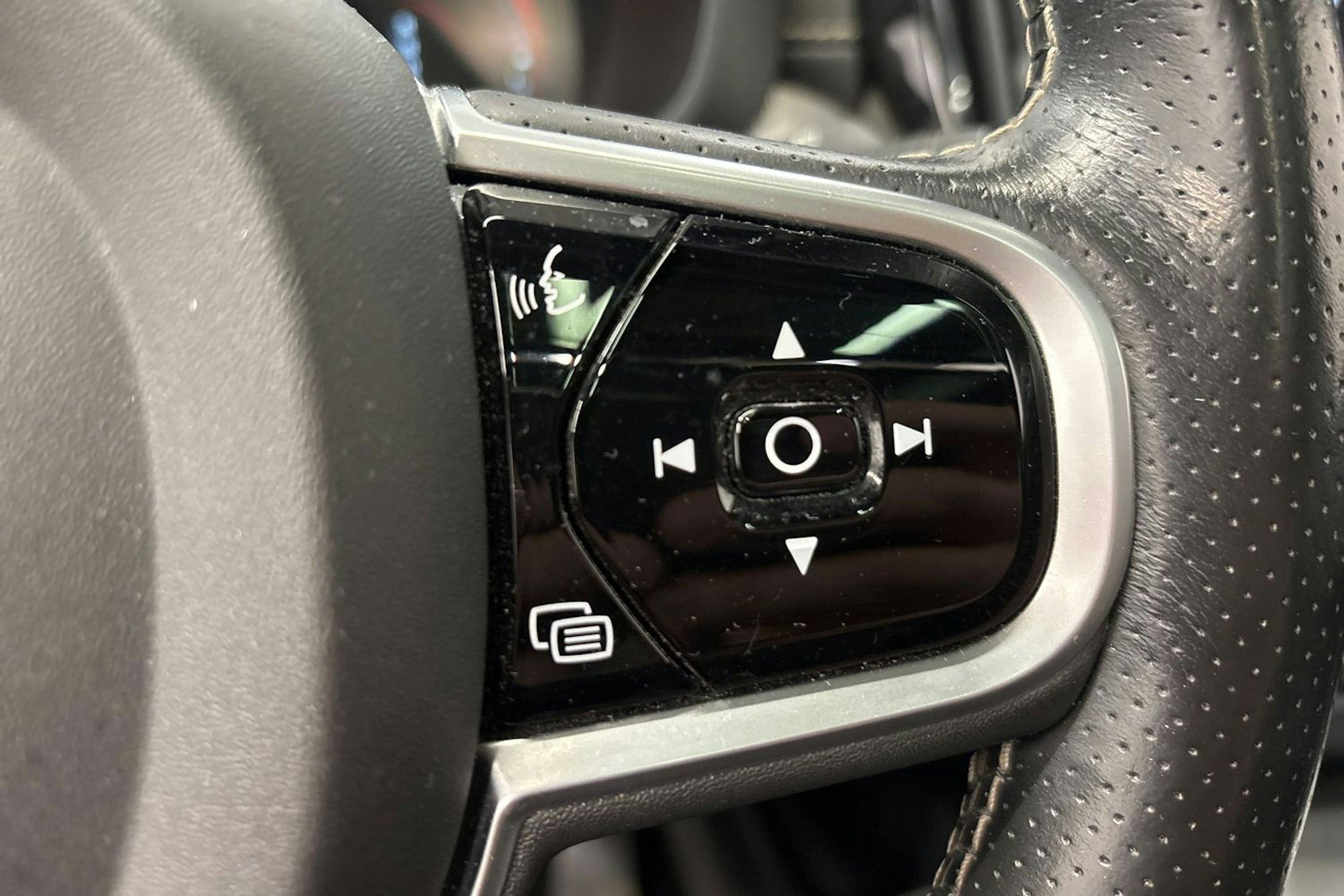 valkoinen Volvo XC60 2019 kuva 20.