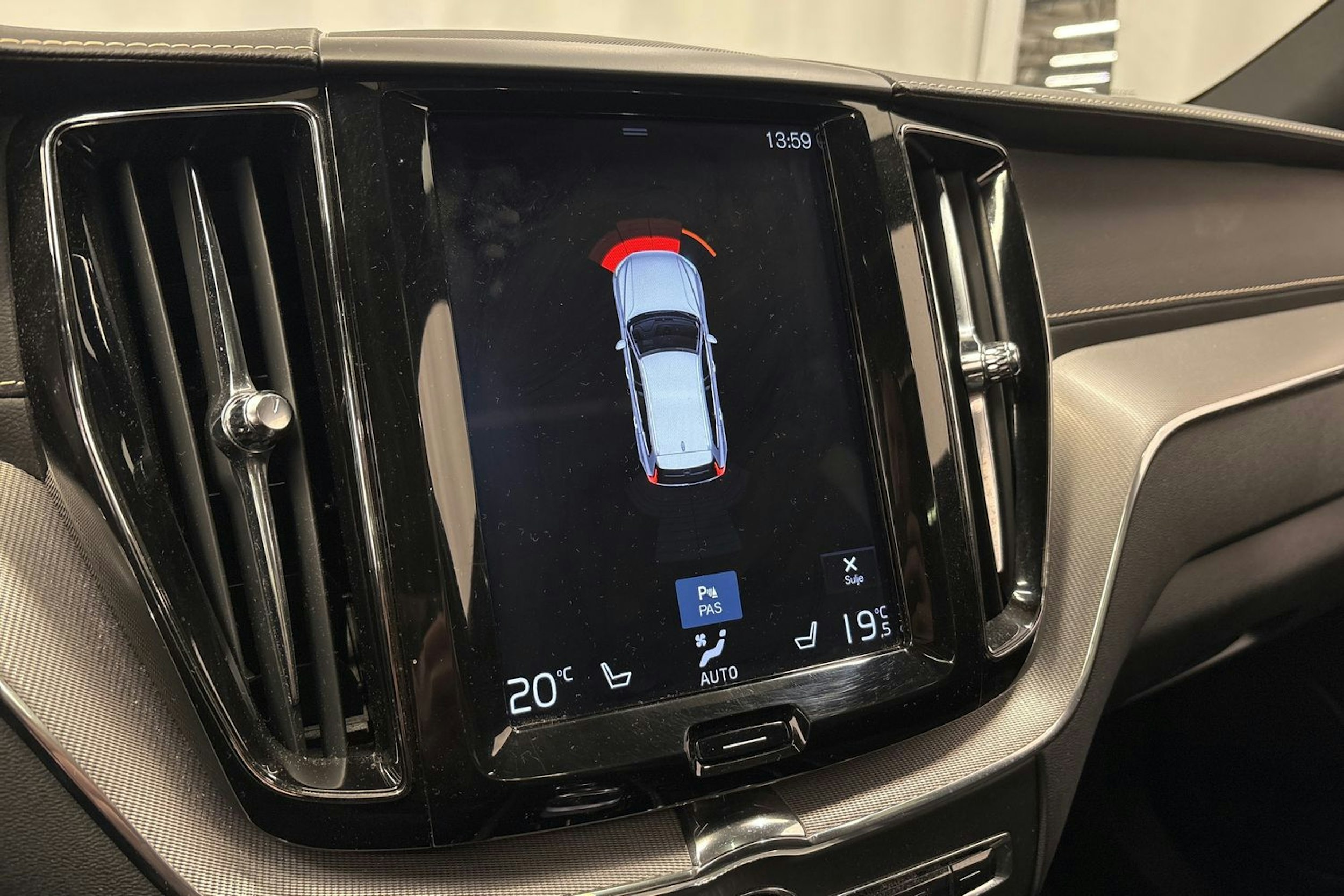 valkoinen Volvo XC60 2019 kuva 21.