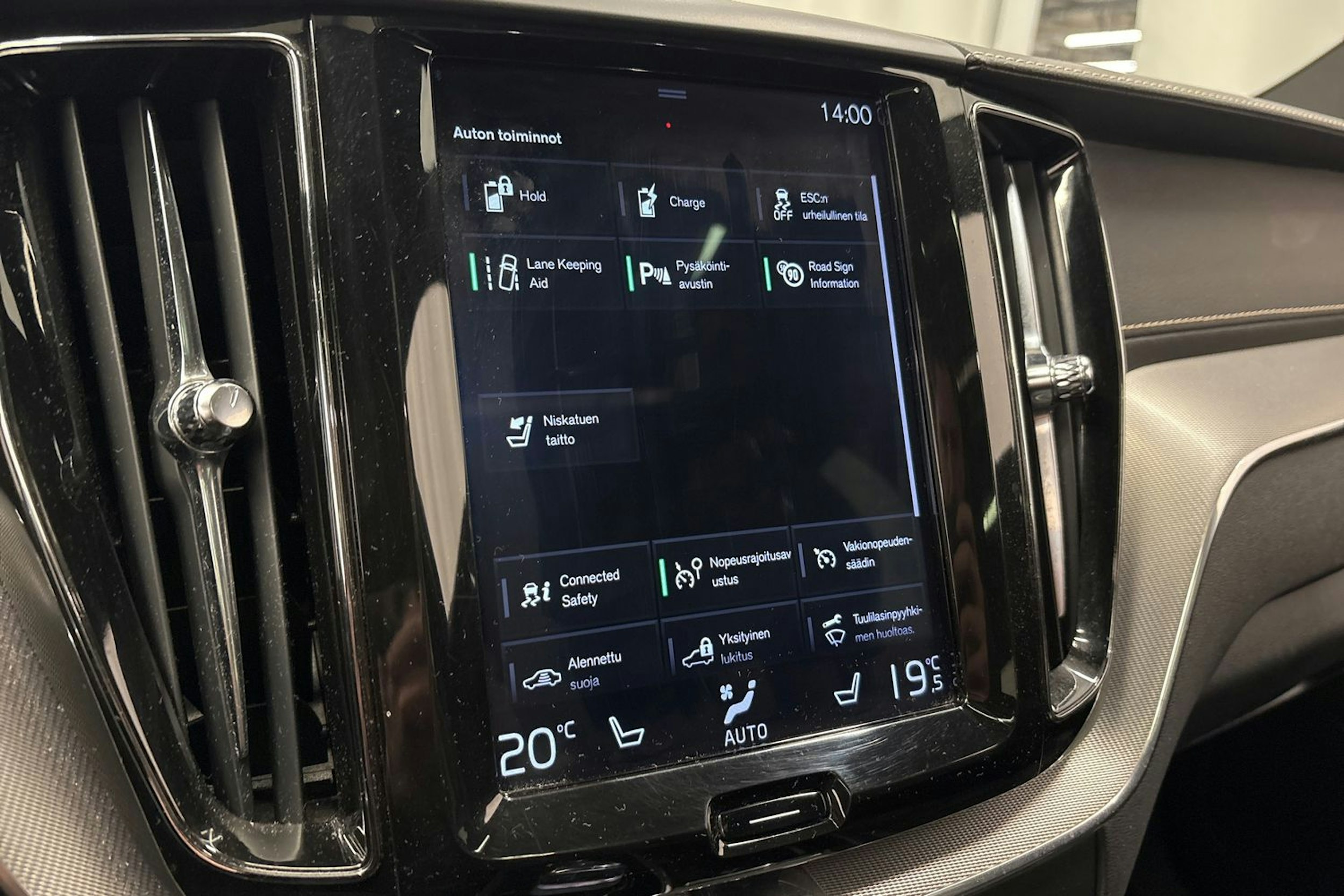 valkoinen Volvo XC60 2019 kuva 22.