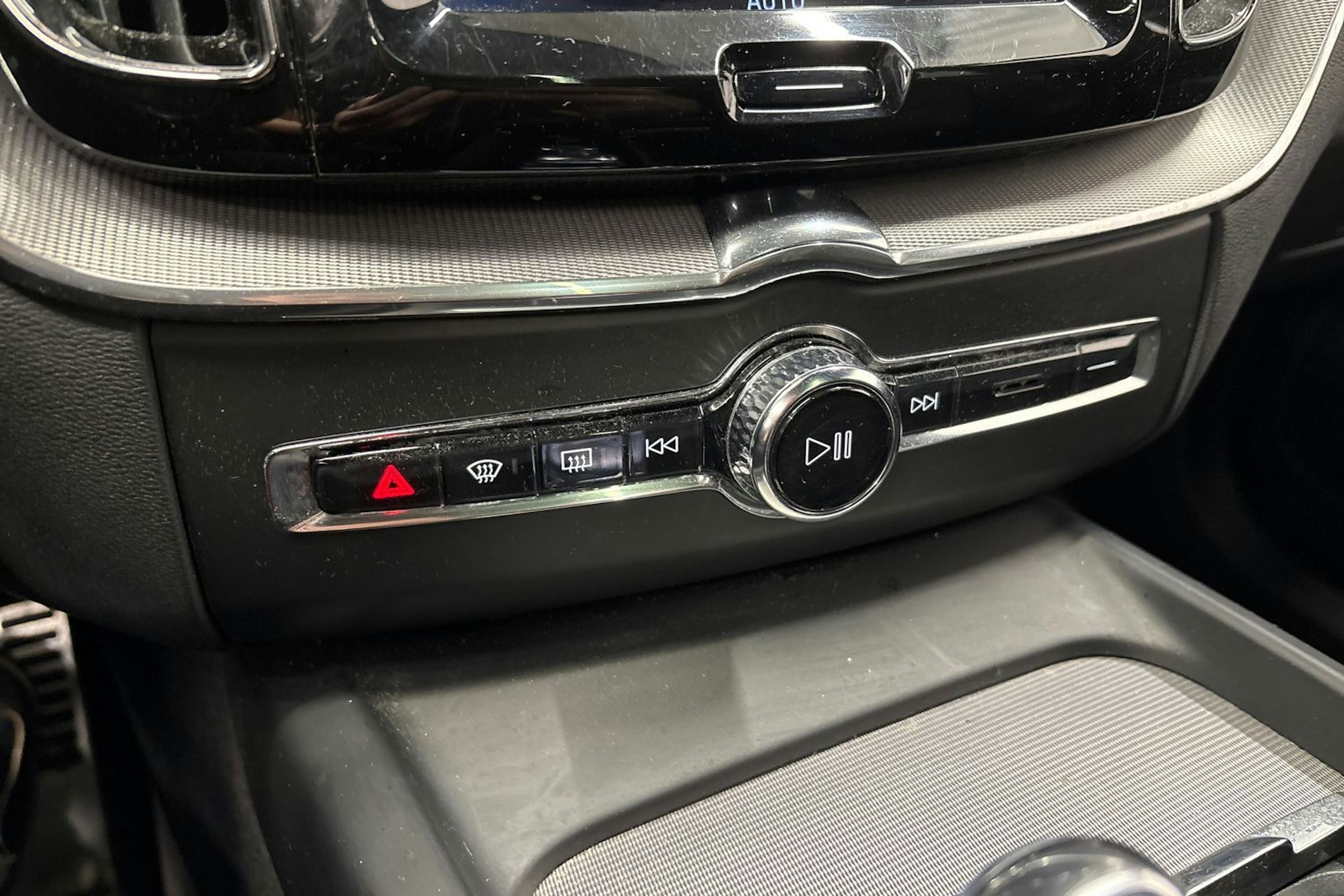 valkoinen Volvo XC60 2019 kuva 25.