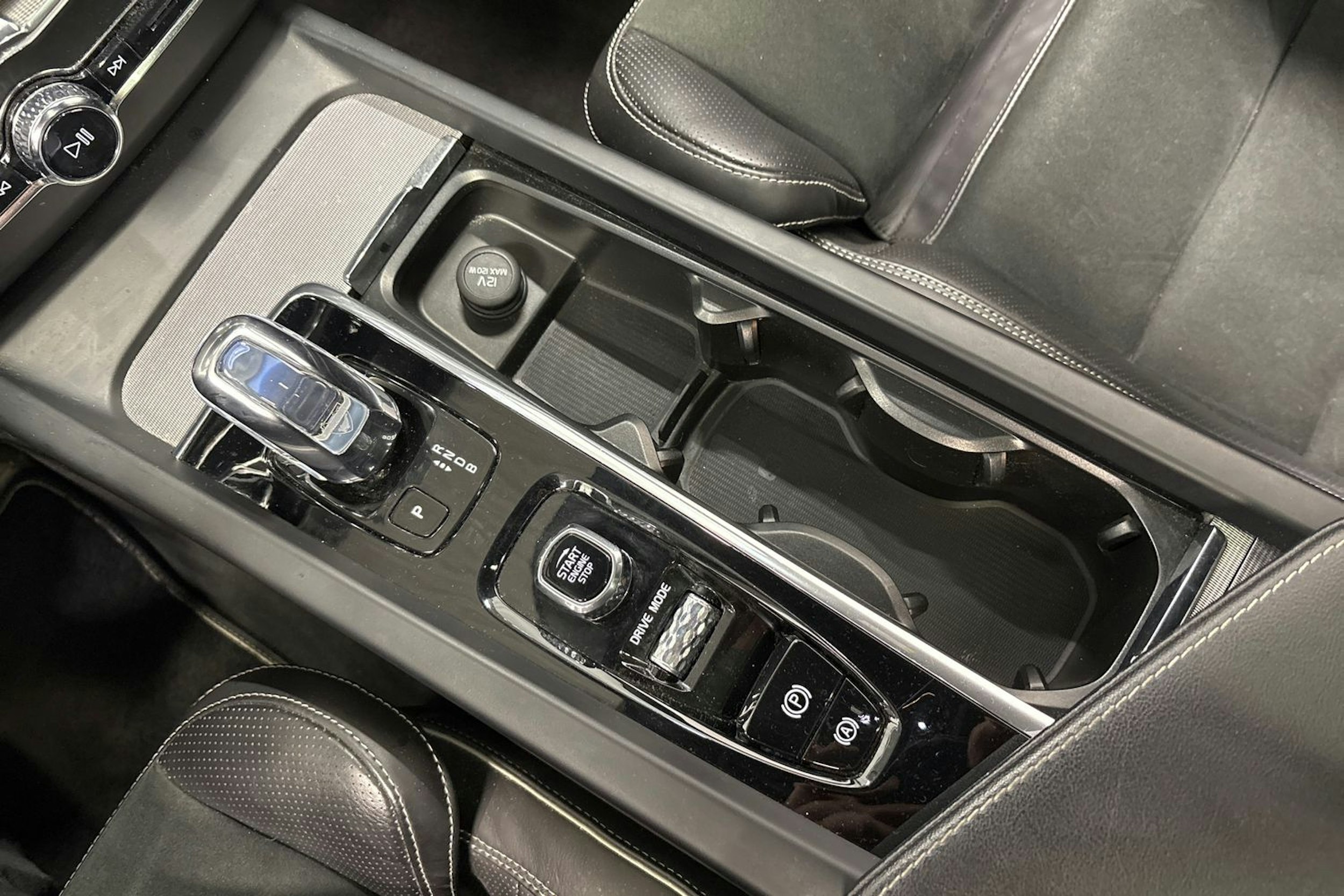 valkoinen Volvo XC60 2019 kuva 26.