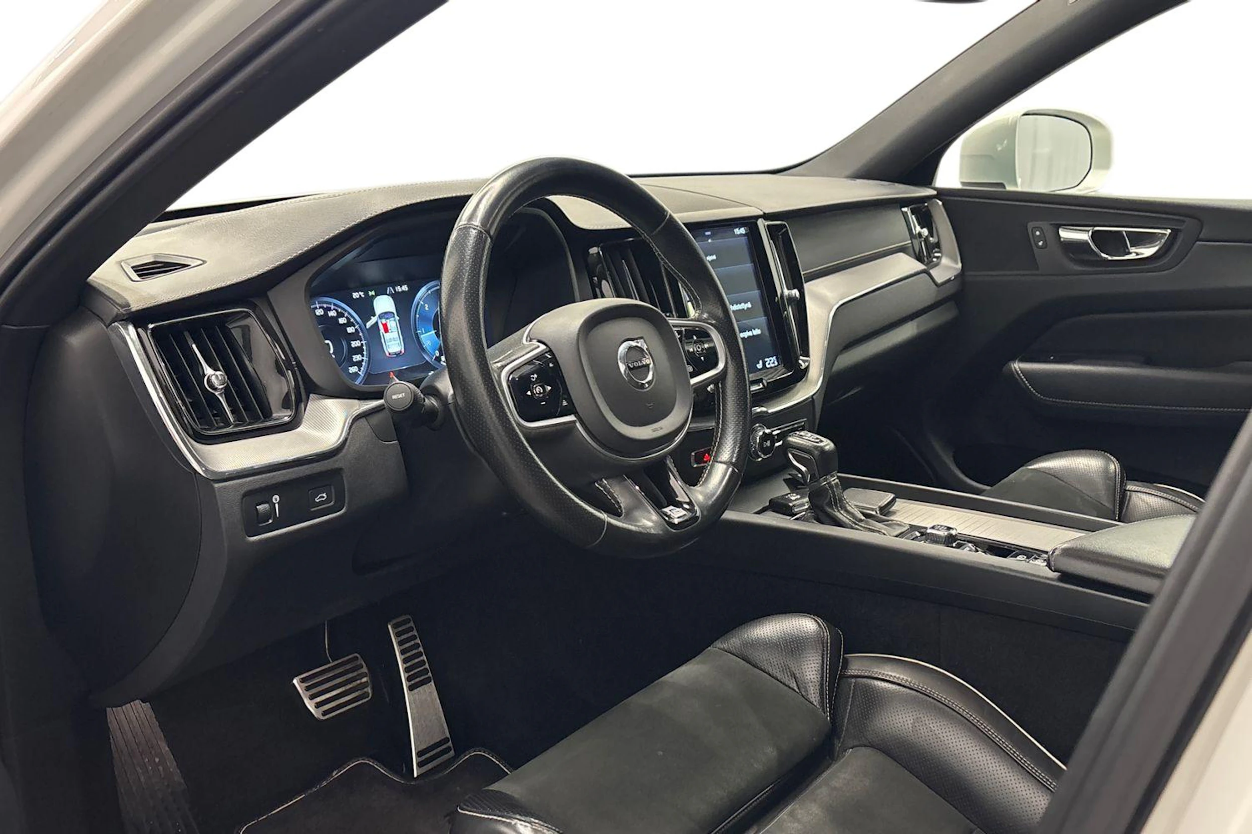 valkoinen Volvo XC60 2019 kuva 8.