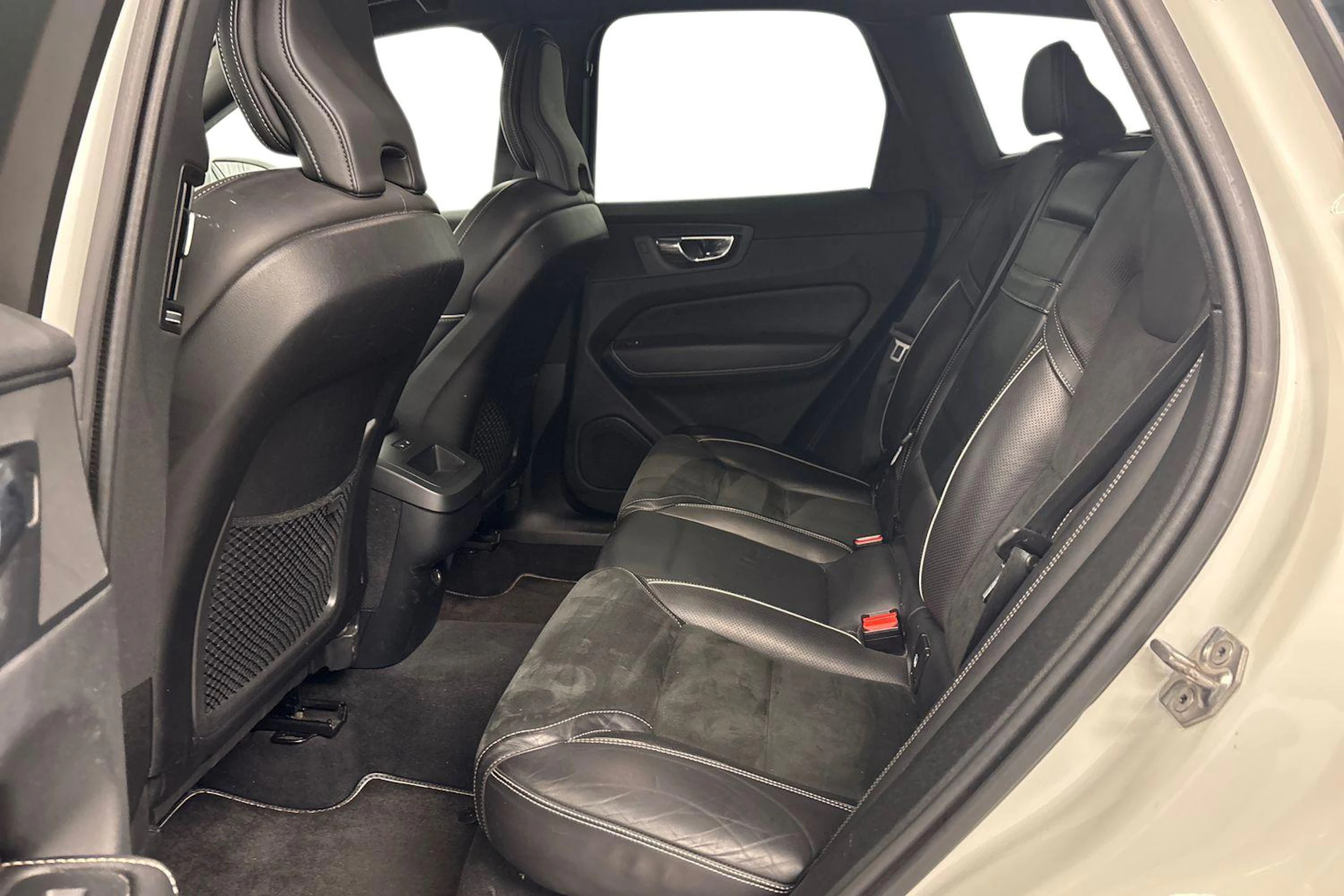 valkoinen Volvo XC60 2019 kuva 11.