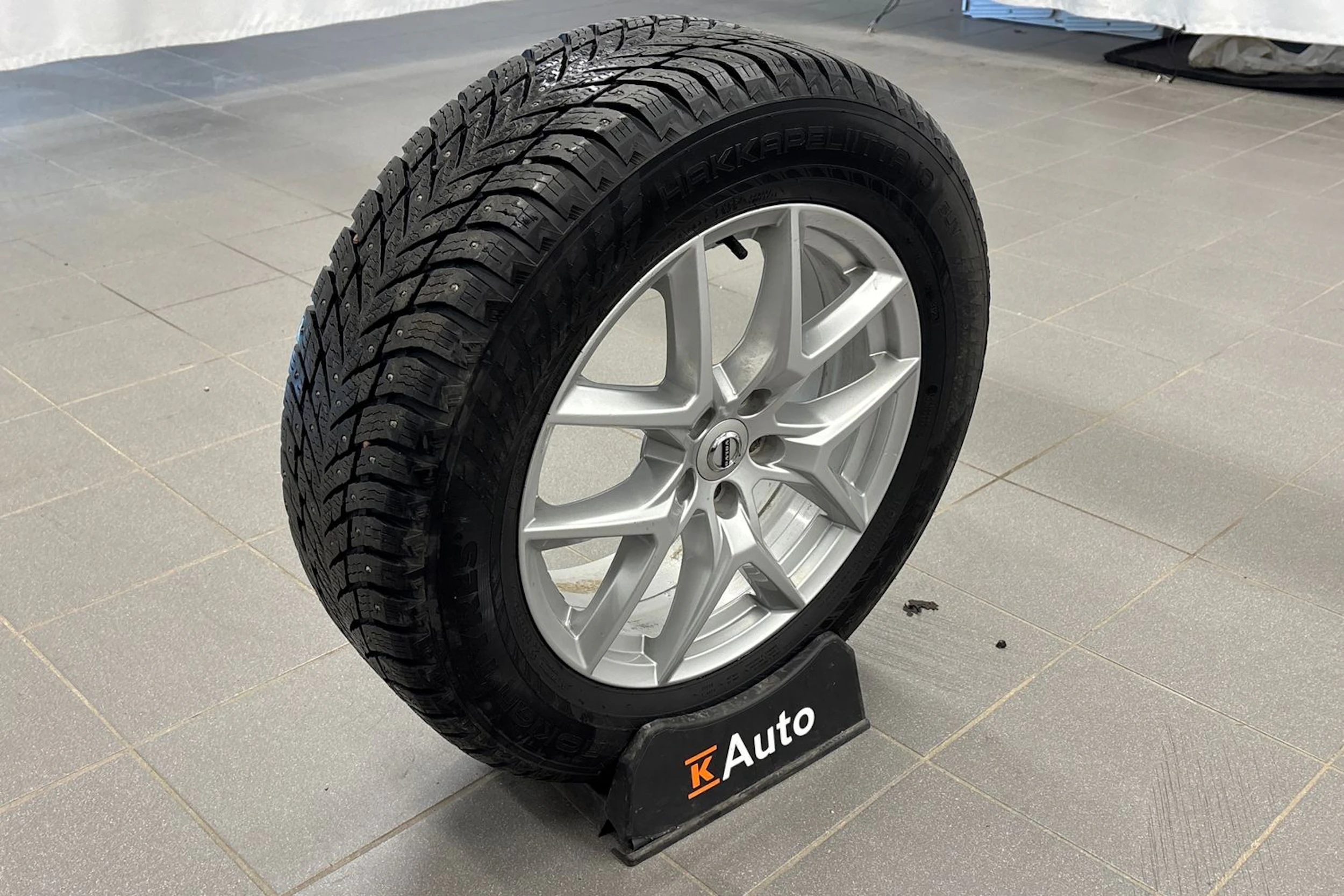 valkoinen Volvo XC60 2019 kuva 13.