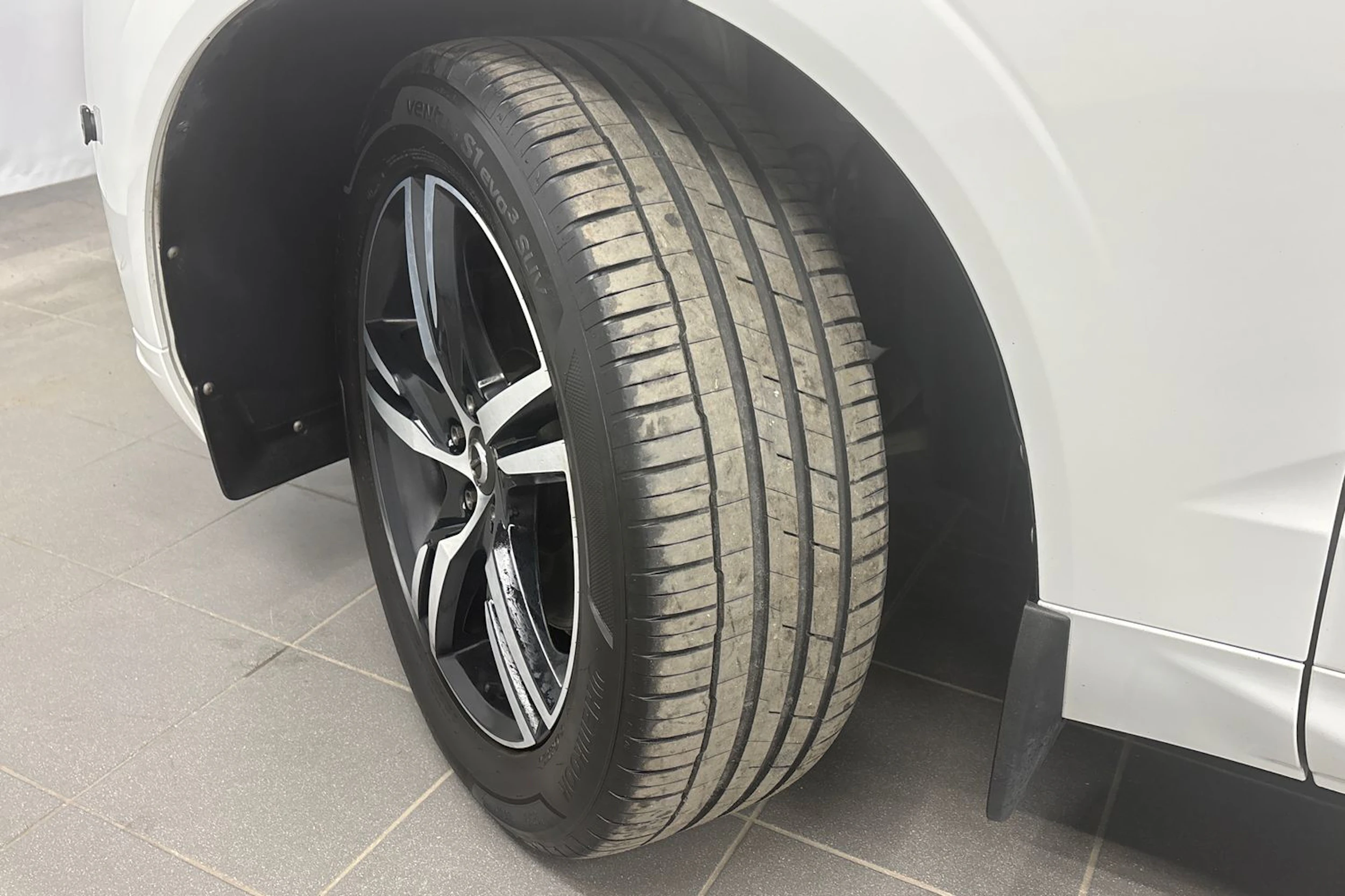valkoinen Volvo XC60 2019 kuva 15.