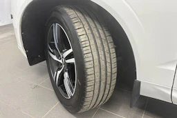 valkoinen Volvo XC60 2019 kuva 15.