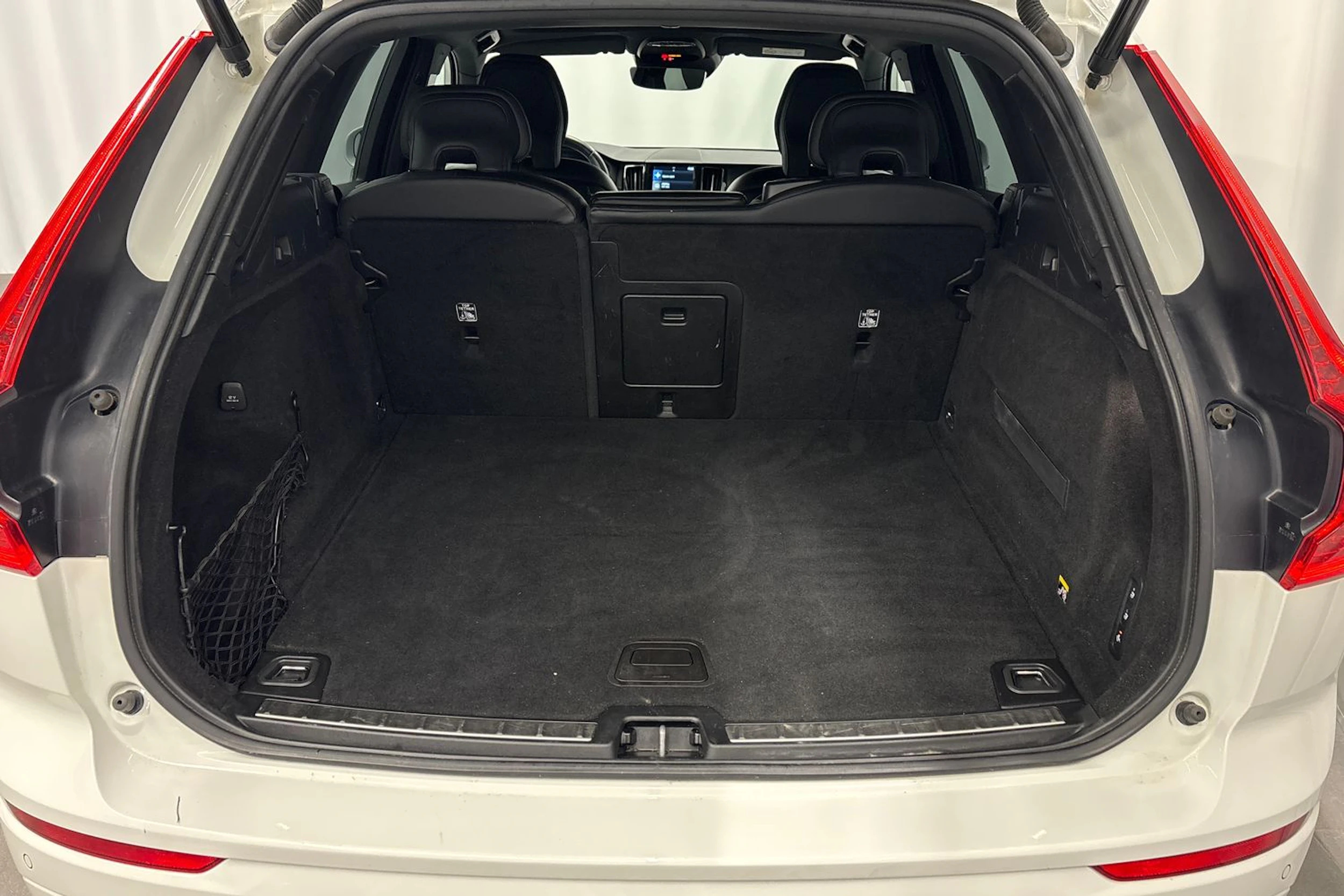 valkoinen Volvo XC60 2019 kuva 16.