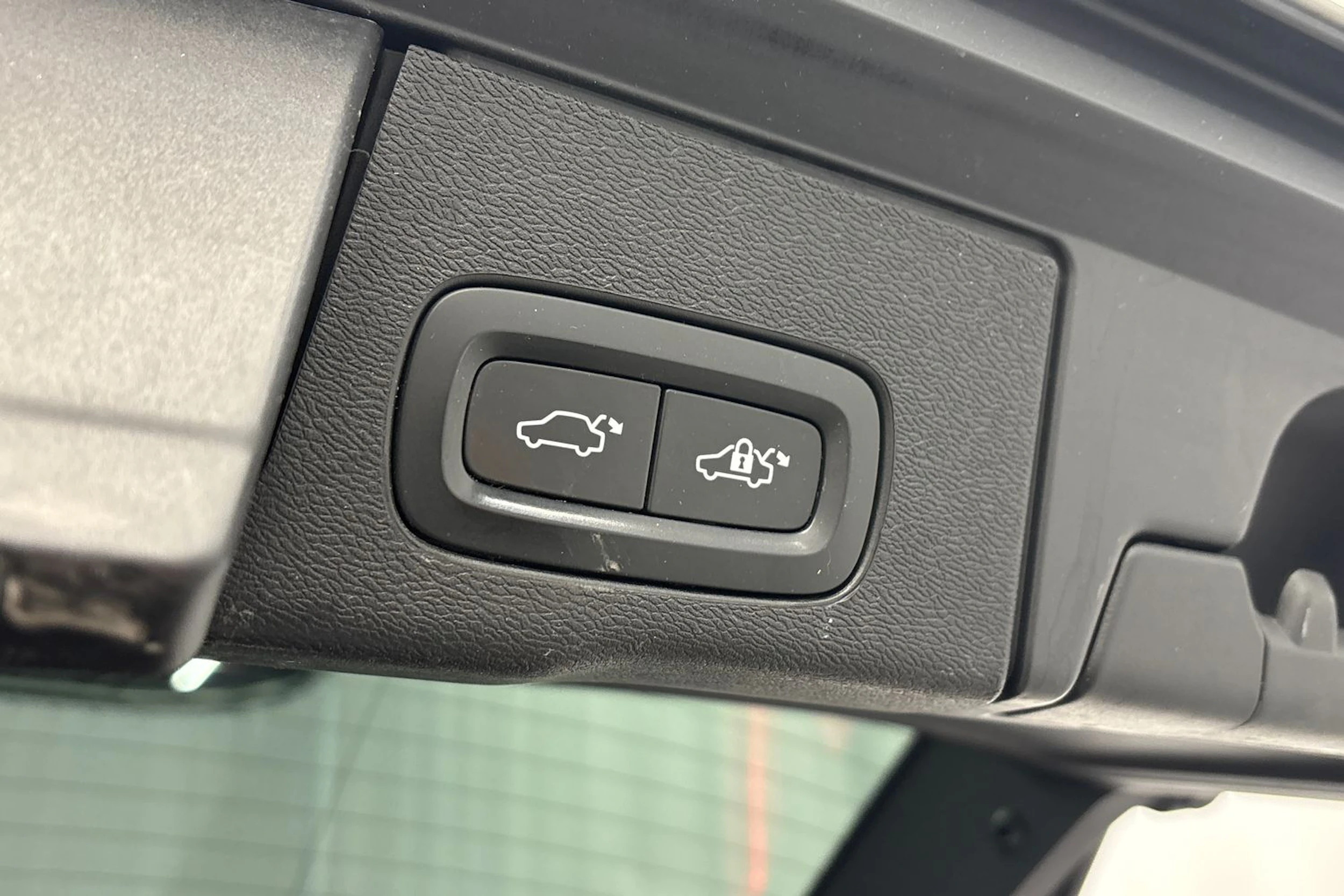 valkoinen Volvo XC60 2019 kuva 17.