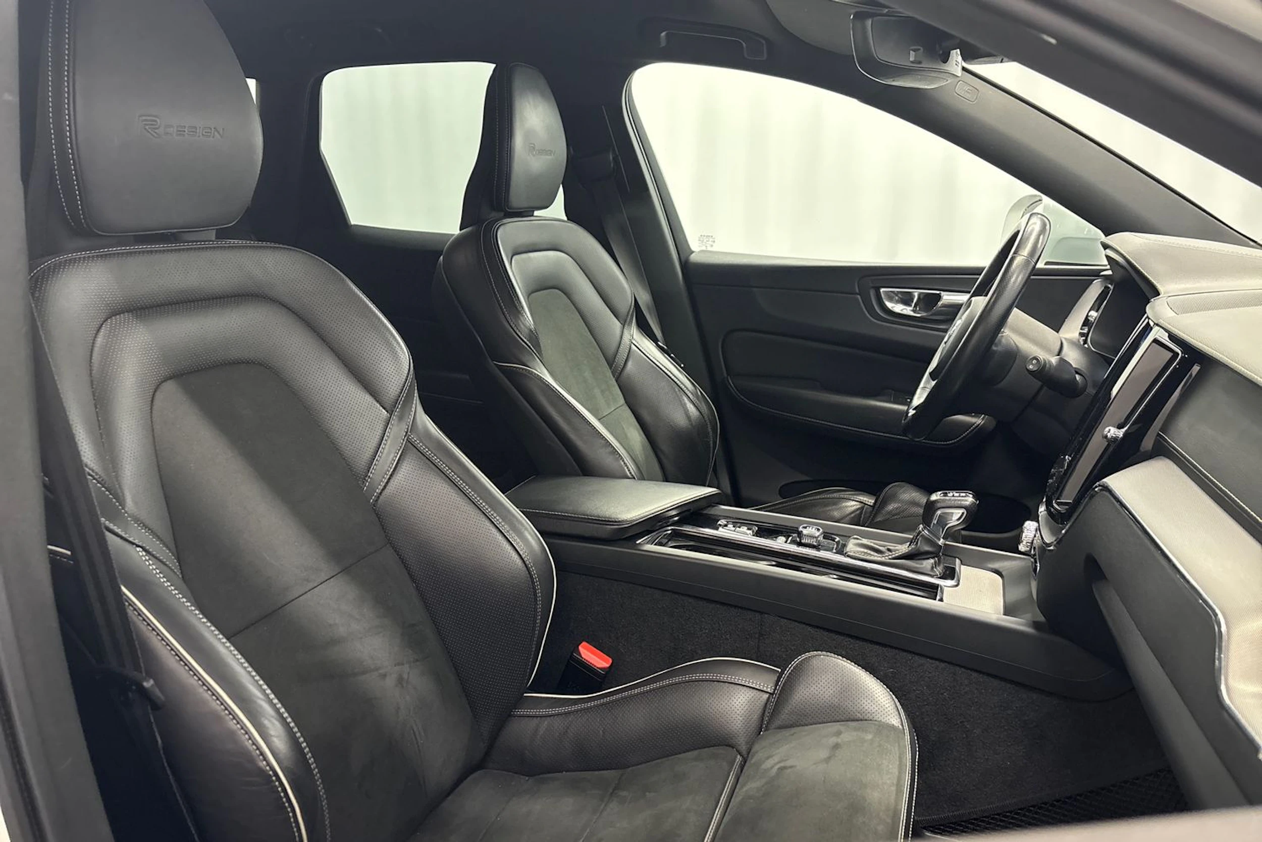 valkoinen Volvo XC60 2019 kuva 19.
