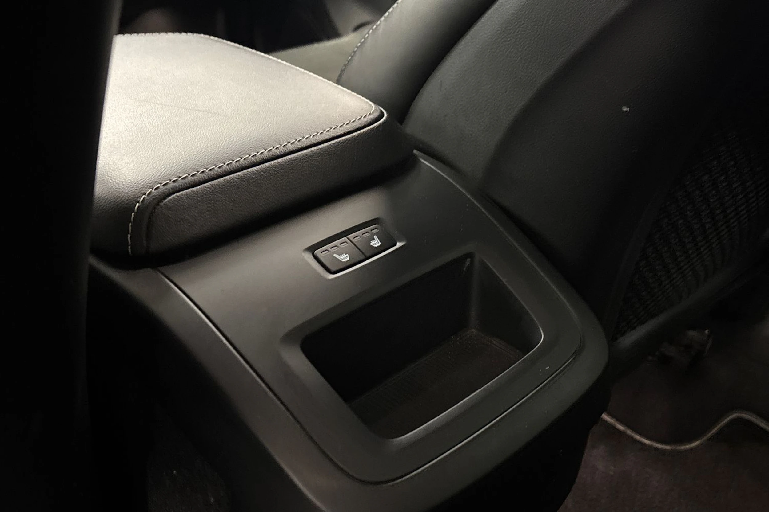 valkoinen Volvo XC60 2019 kuva 20.