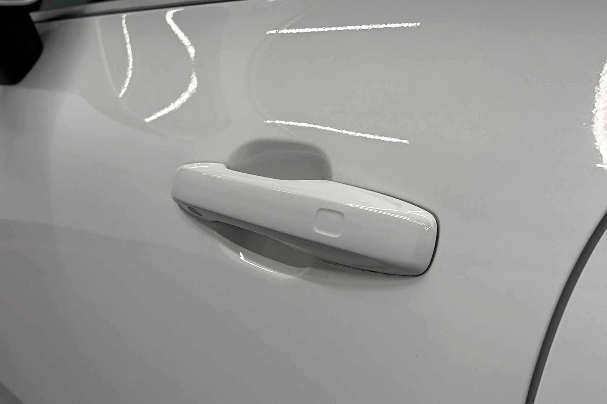 valkoinen Volvo XC60 2019 kuva 21.