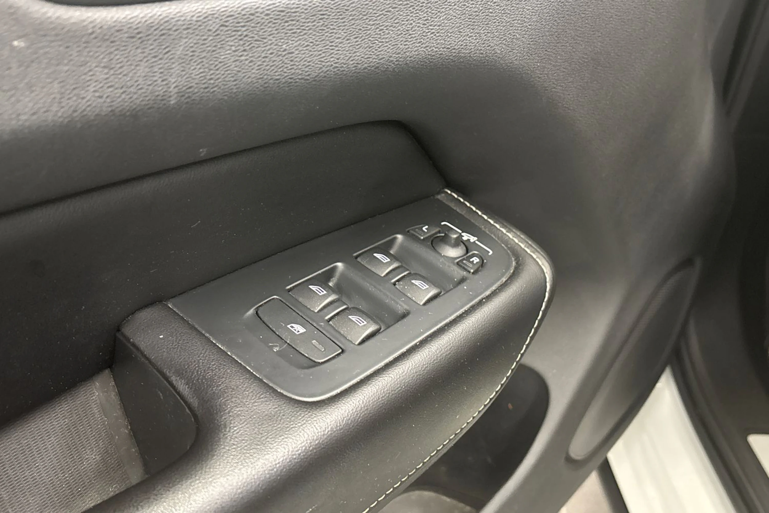 valkoinen Volvo XC60 2019 kuva 22.