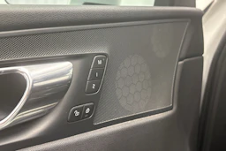valkoinen Volvo XC60 2019 kuva 23.