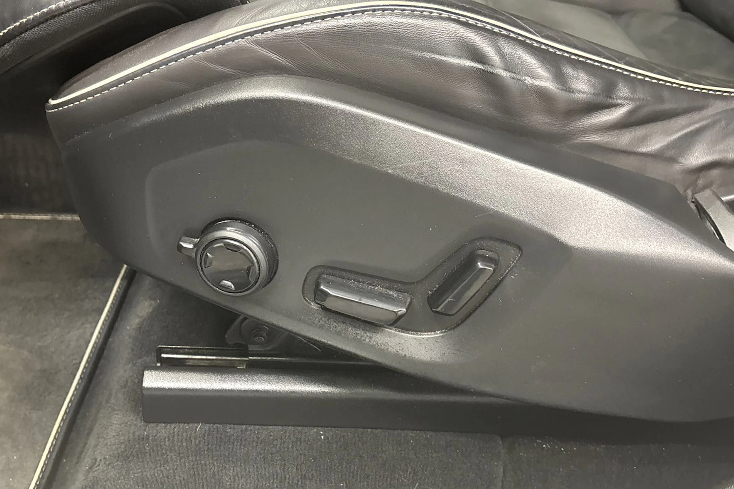 valkoinen Volvo XC60 2019 kuva 24.
