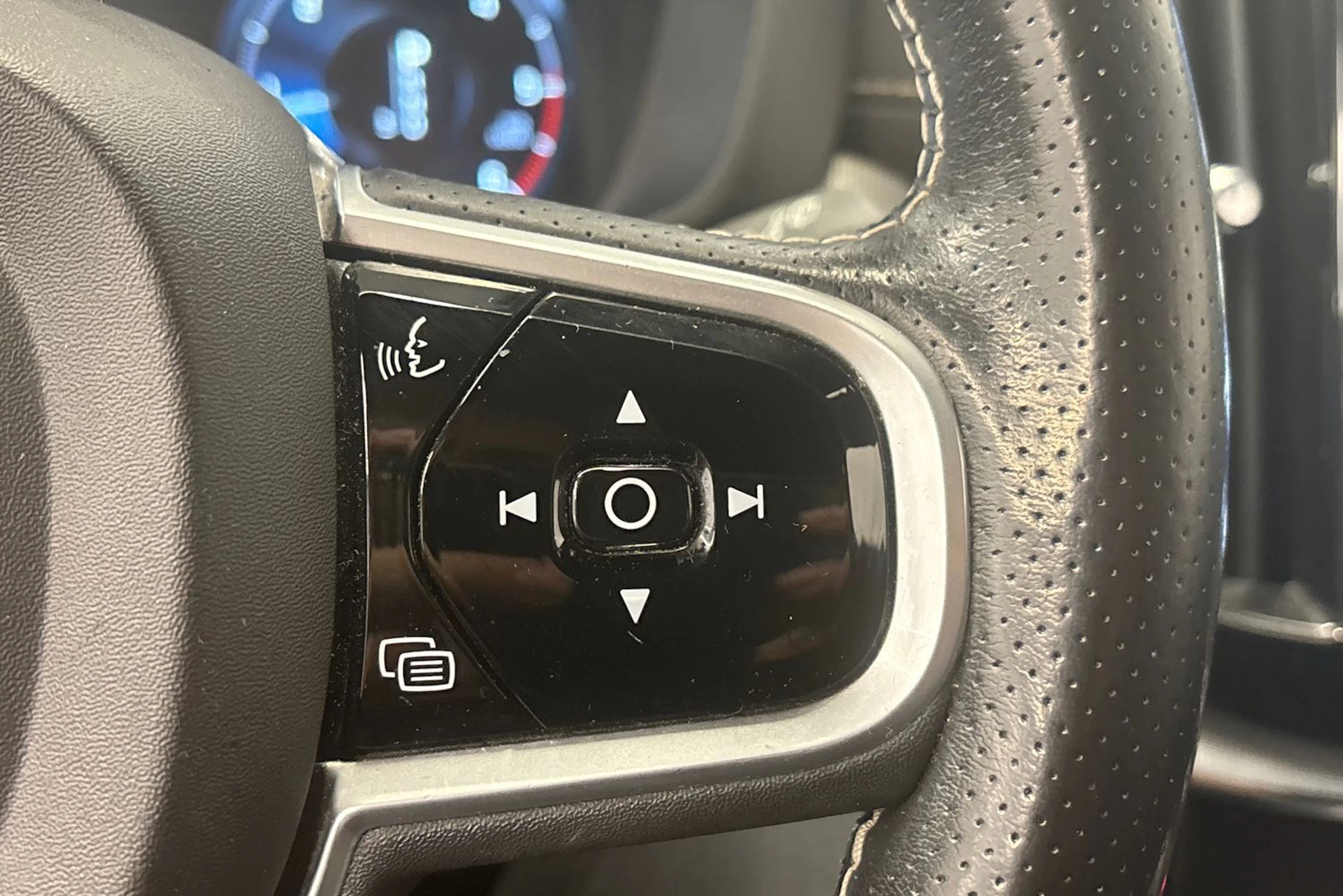 valkoinen Volvo XC60 2019 kuva 26.