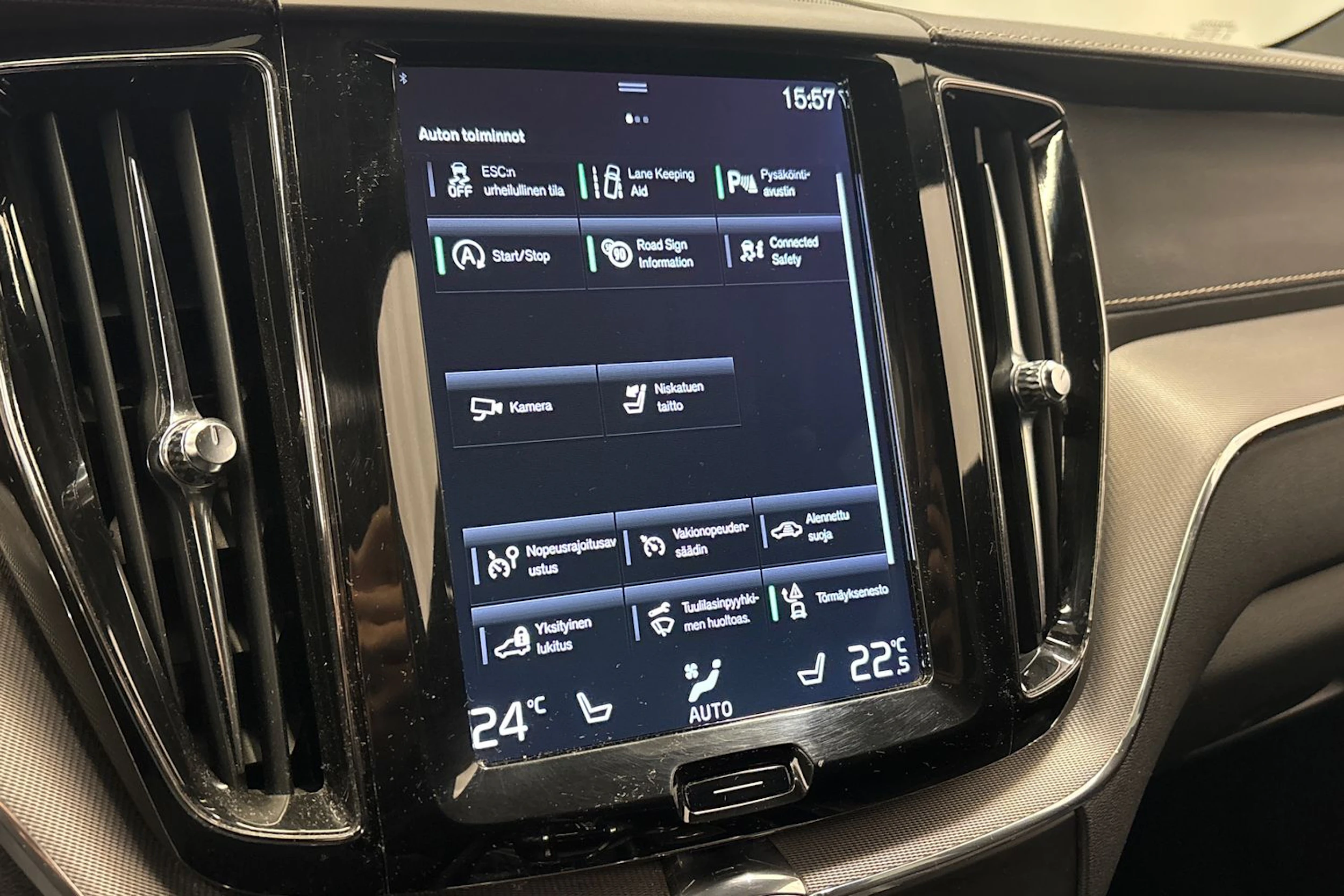 valkoinen Volvo XC60 2019 kuva 31.
