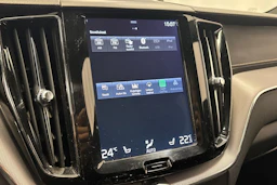 valkoinen Volvo XC60 2019 kuva 32.