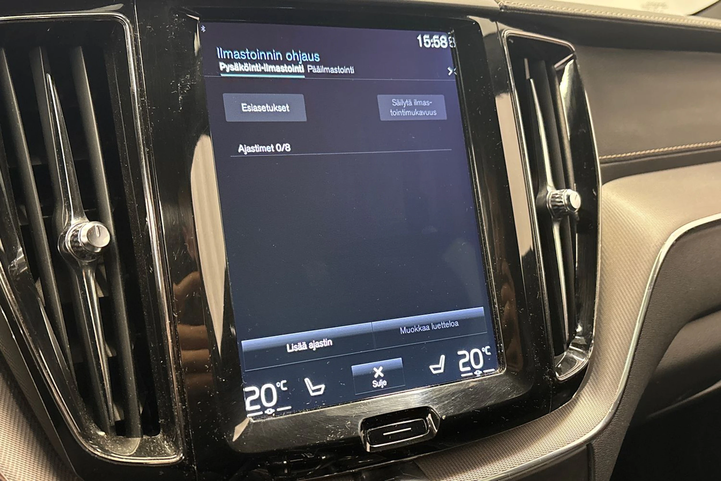 valkoinen Volvo XC60 2019 kuva 34.