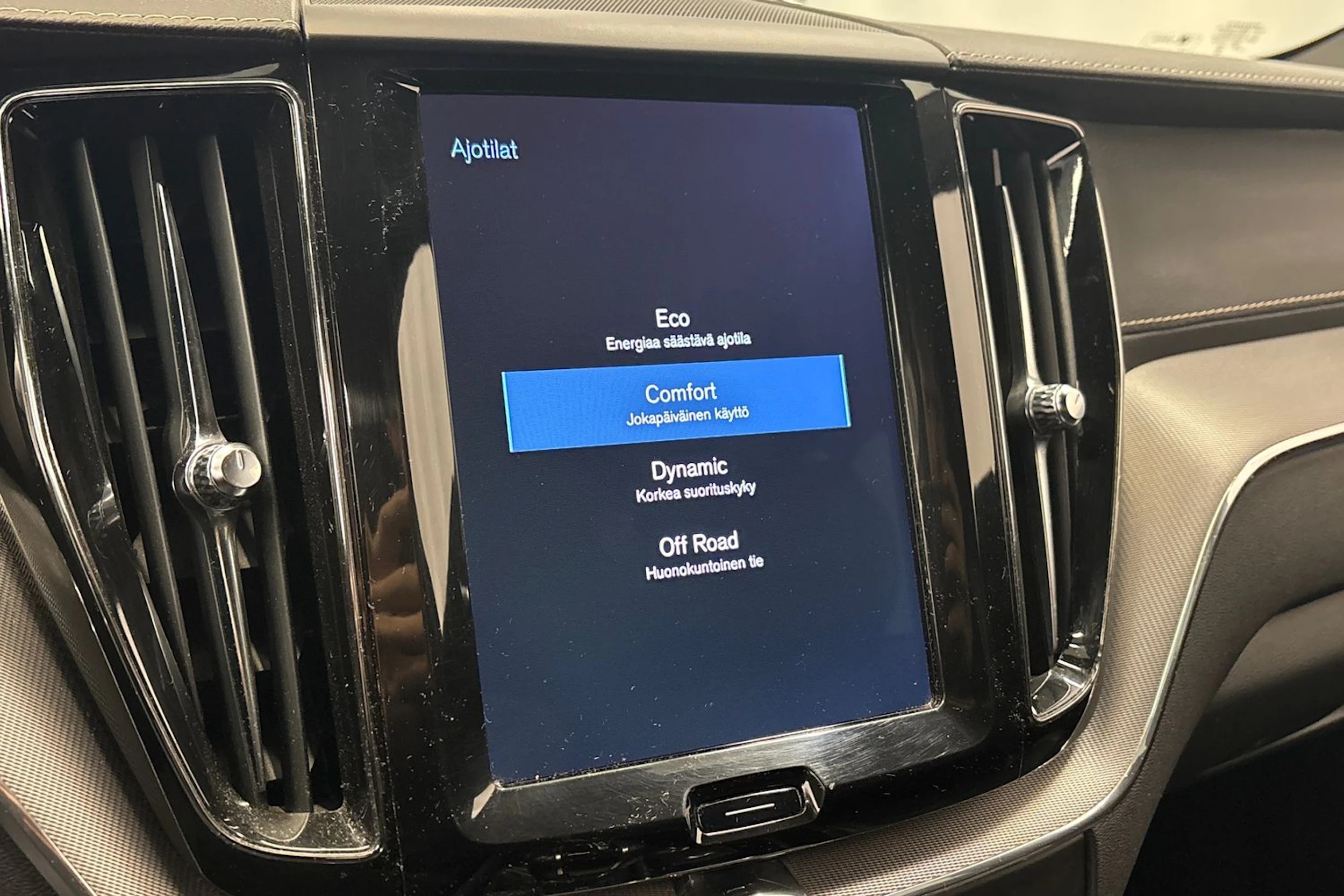 valkoinen Volvo XC60 2019 kuva 36.