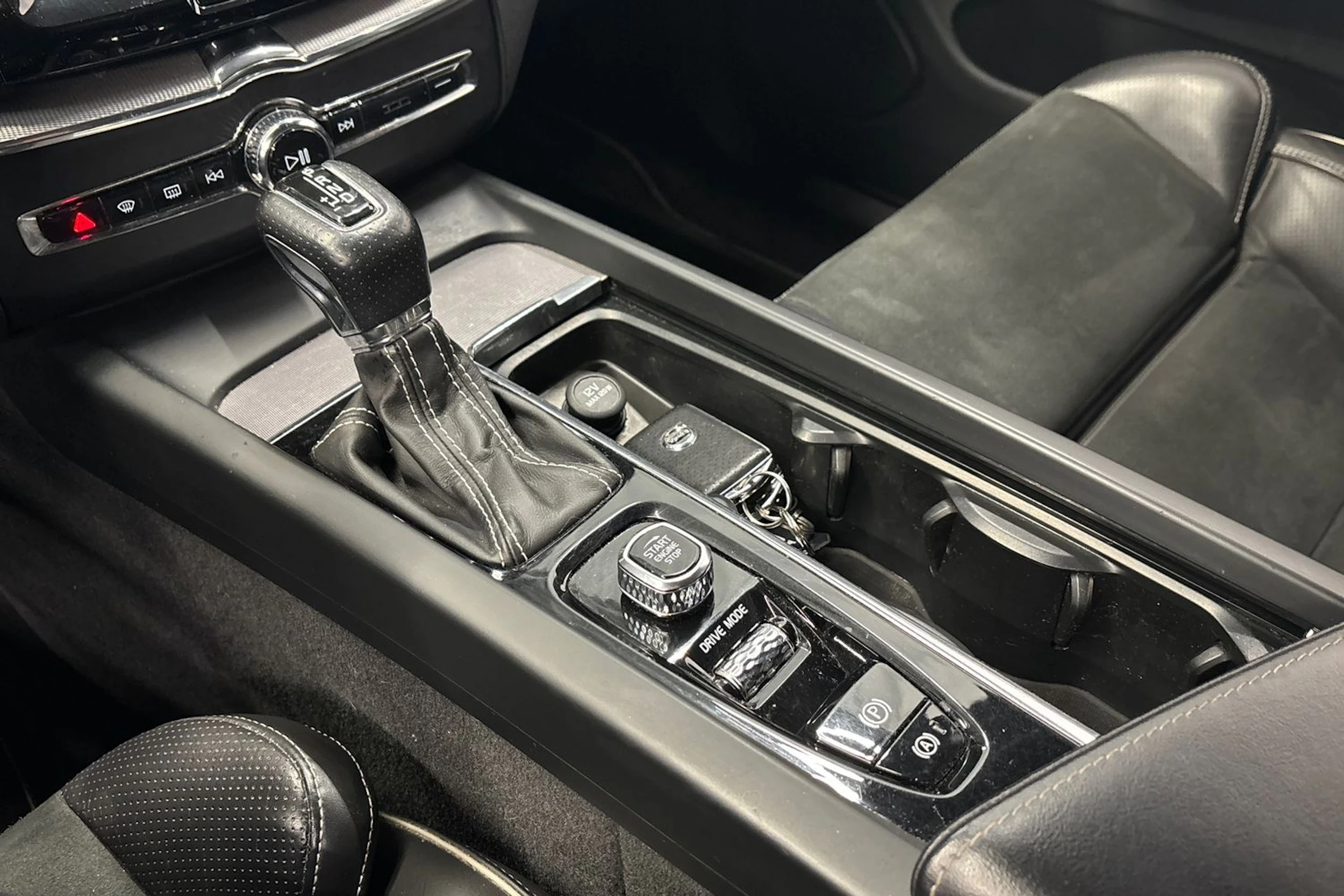 valkoinen Volvo XC60 2019 kuva 37.