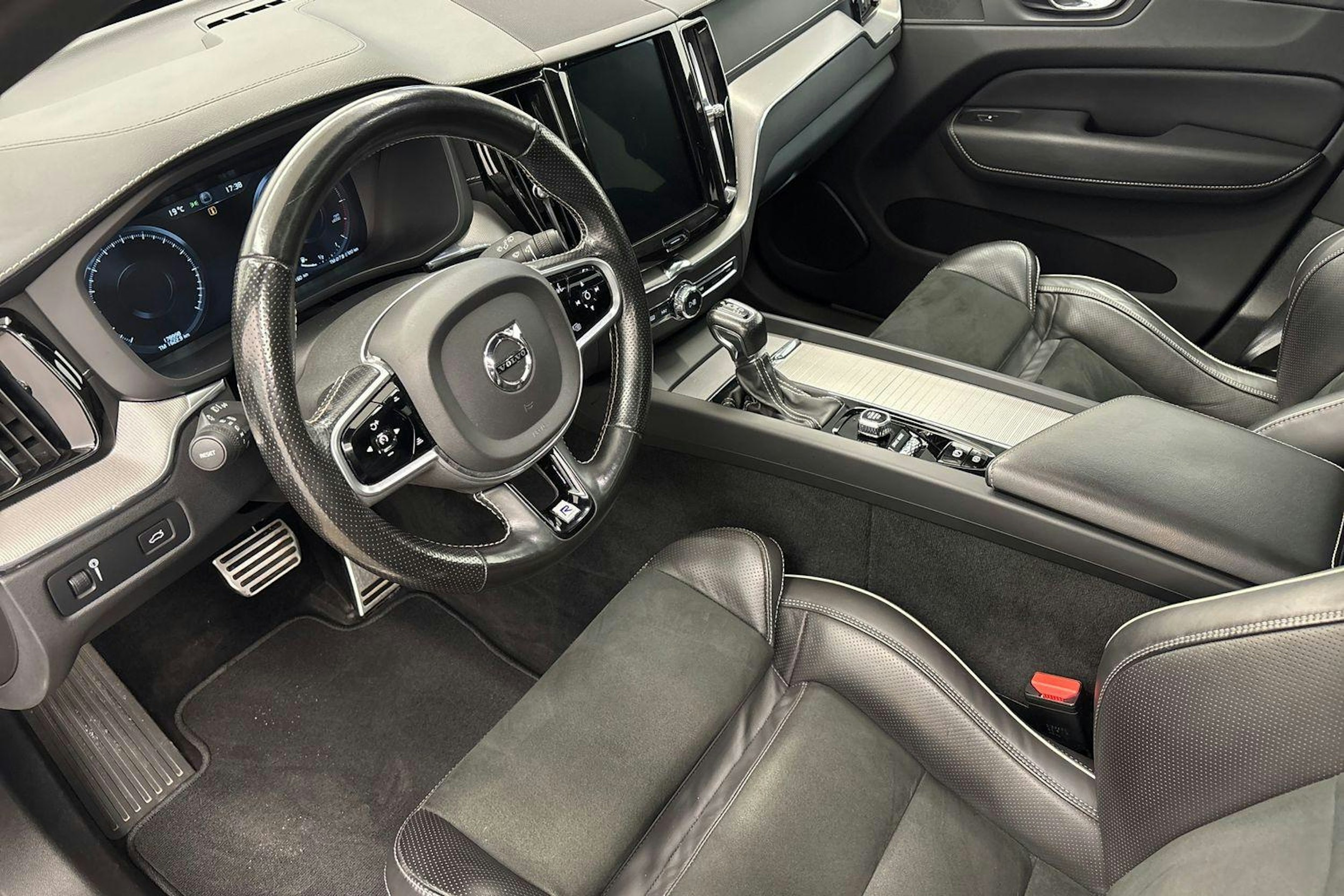 met. punainen Volvo XC60 2019 kuva 6.