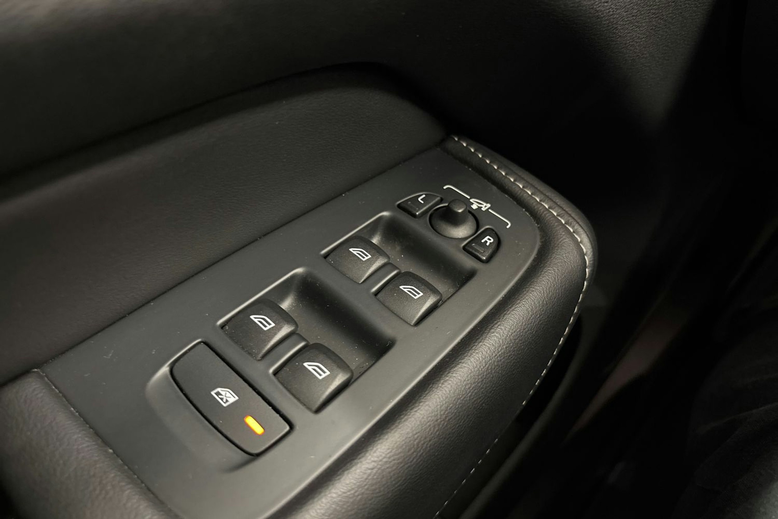 met. punainen Volvo XC60 2019 kuva 13.