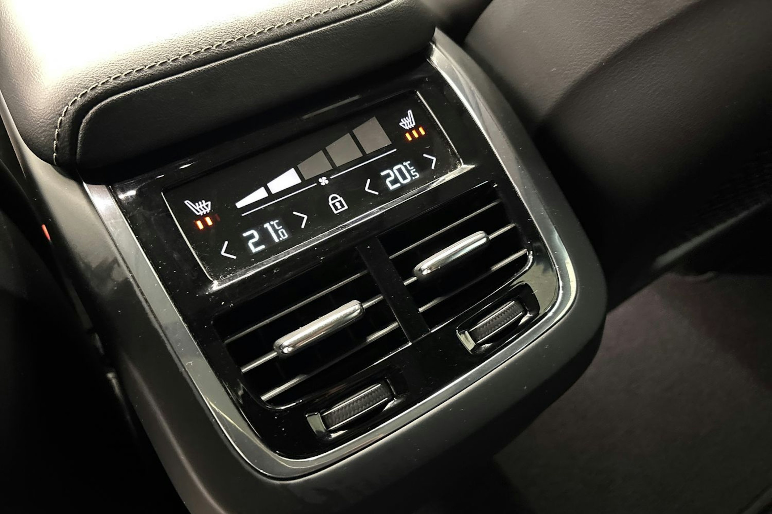 met. punainen Volvo XC60 2019 kuva 27.