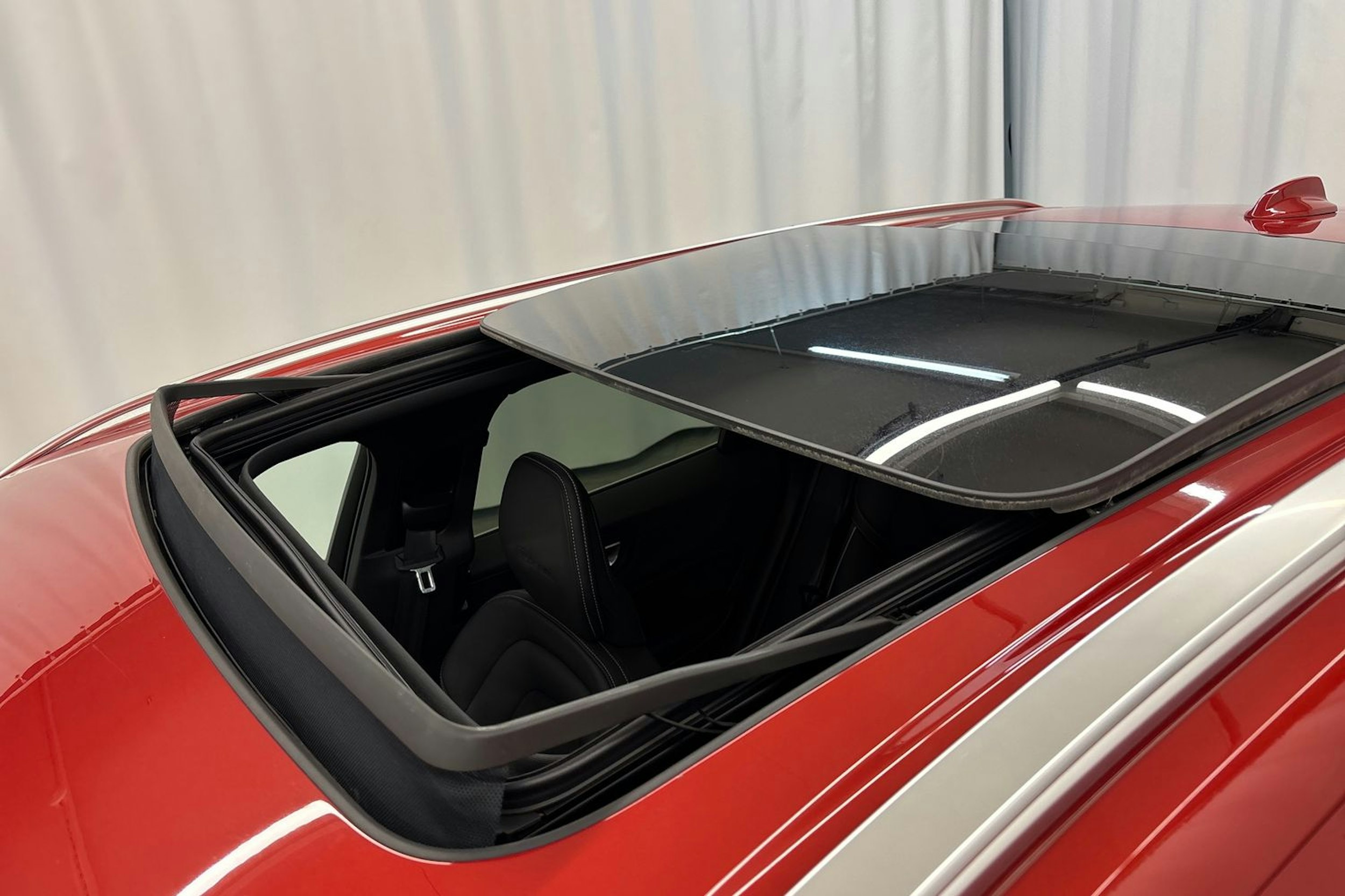 met. punainen Volvo XC60 2019 kuva 28.