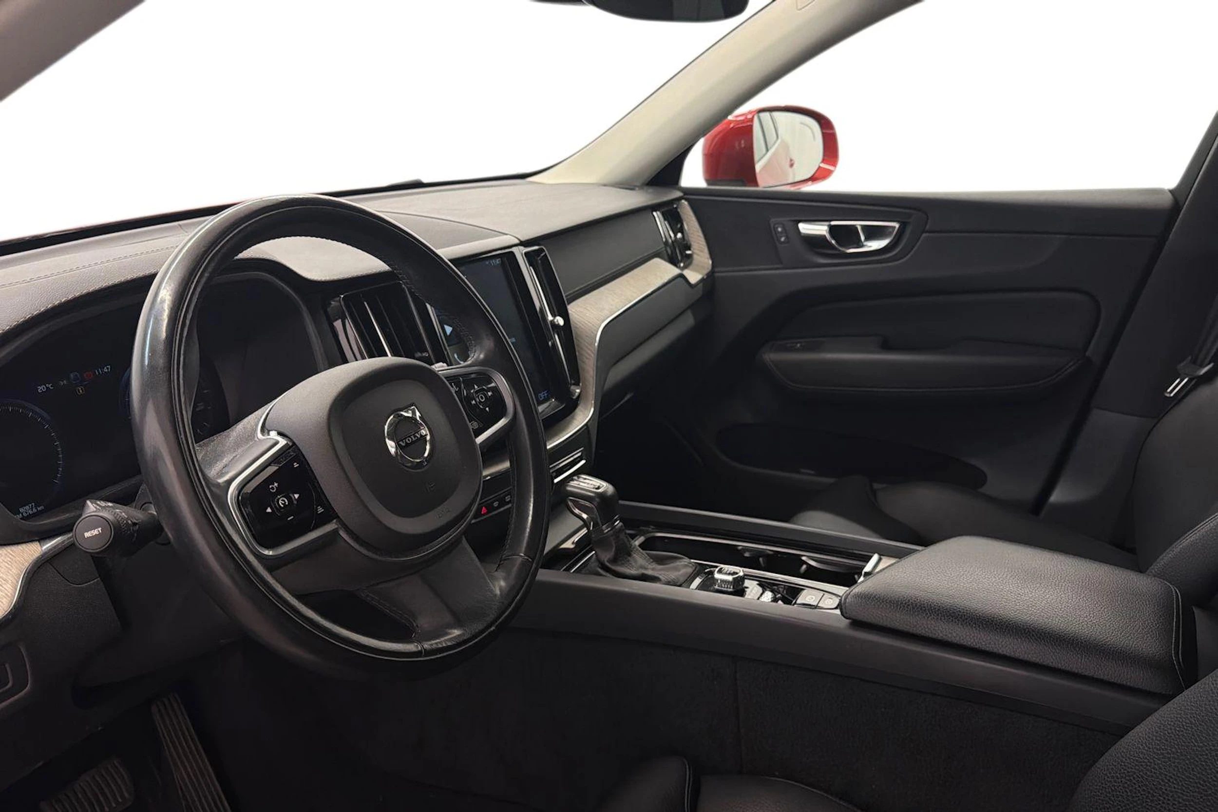 punainen Volvo XC60 2019 kuva 3.