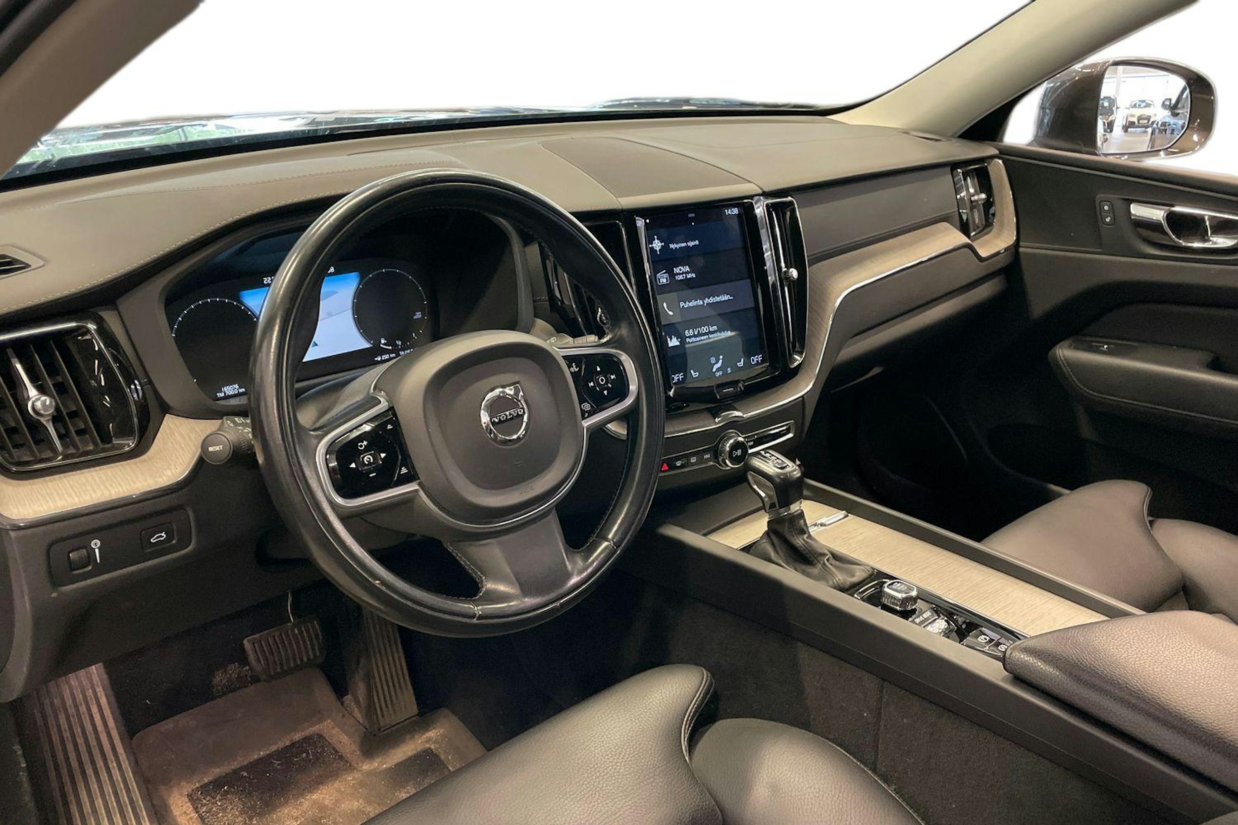 harmaa Volvo XC60 2019 kuva 3.