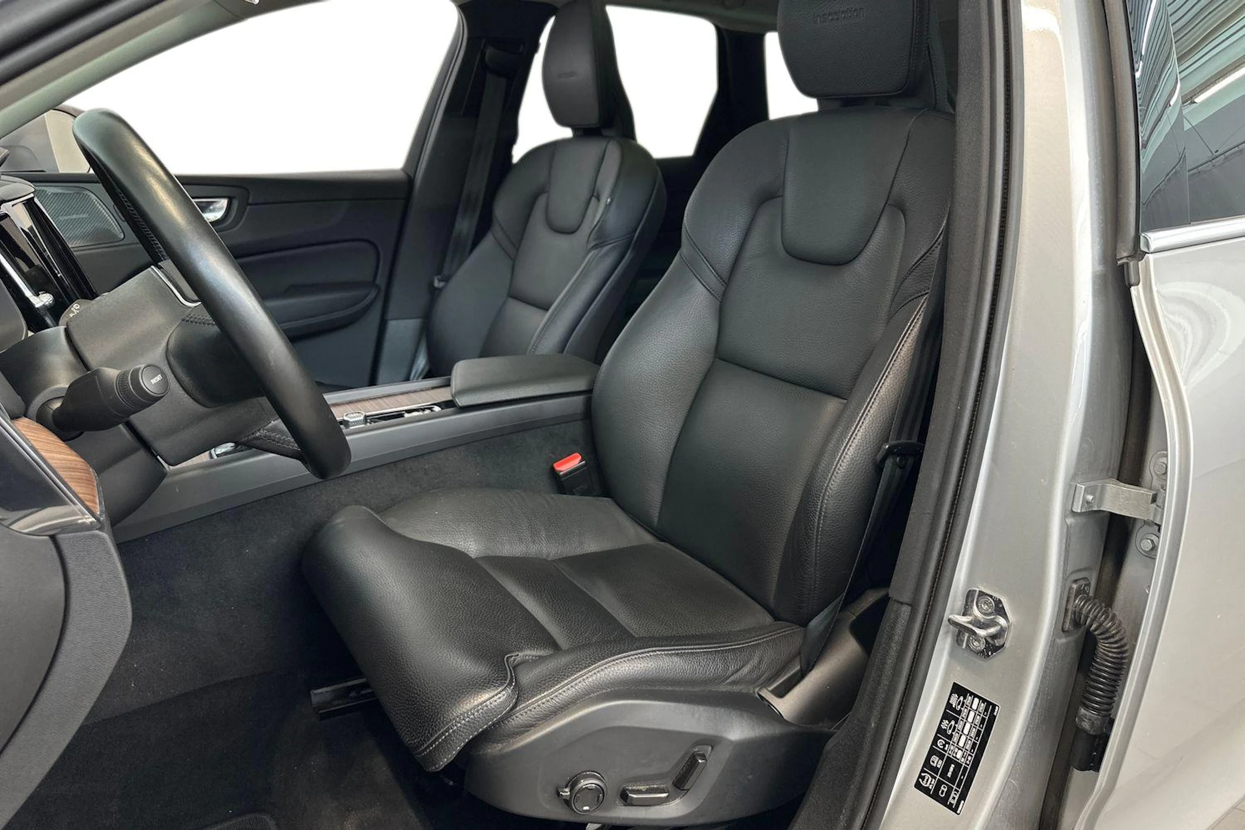 Harmaa Volvo XC60 2019 kuva 7.