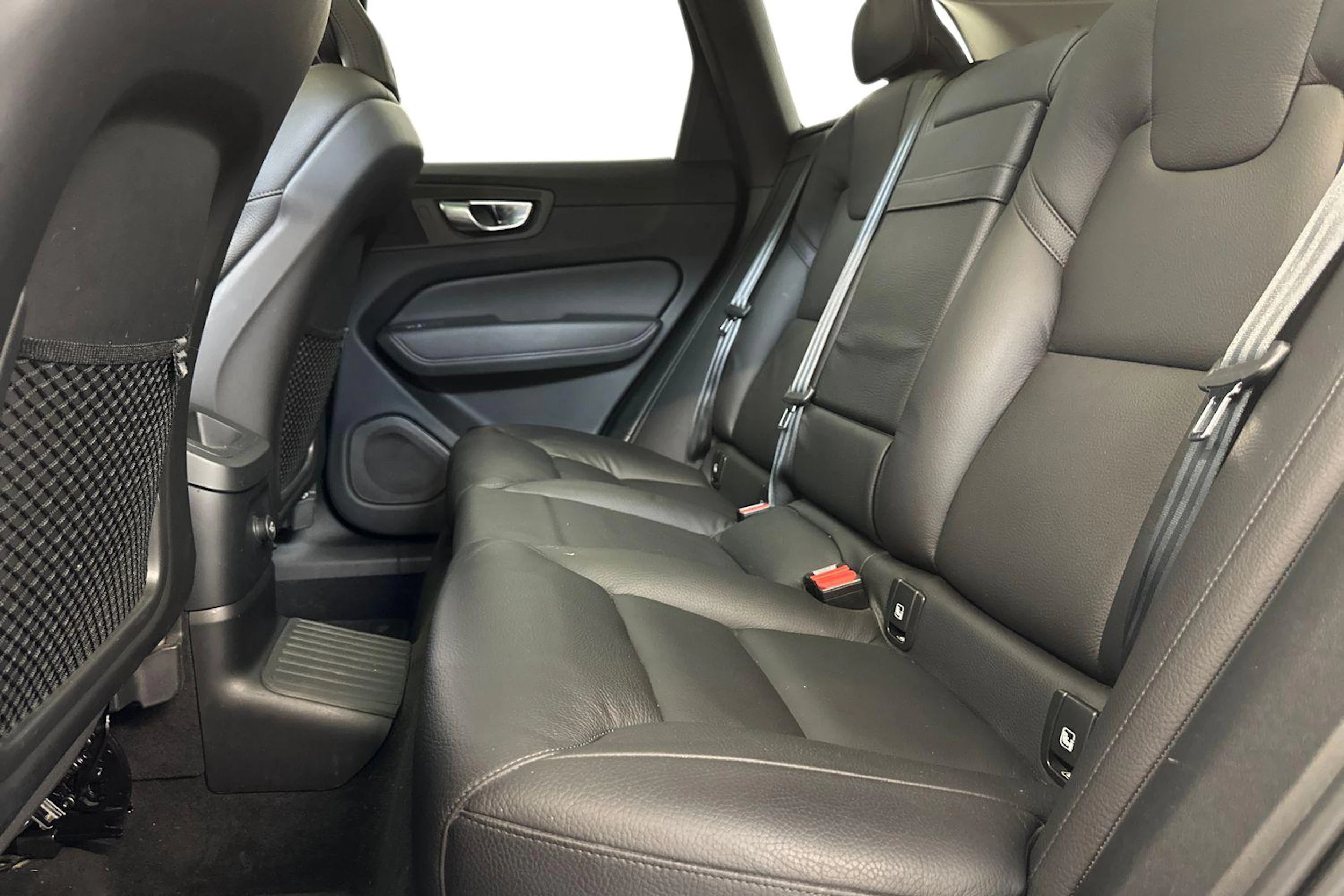 Harmaa Volvo XC60 2019 kuva 8.