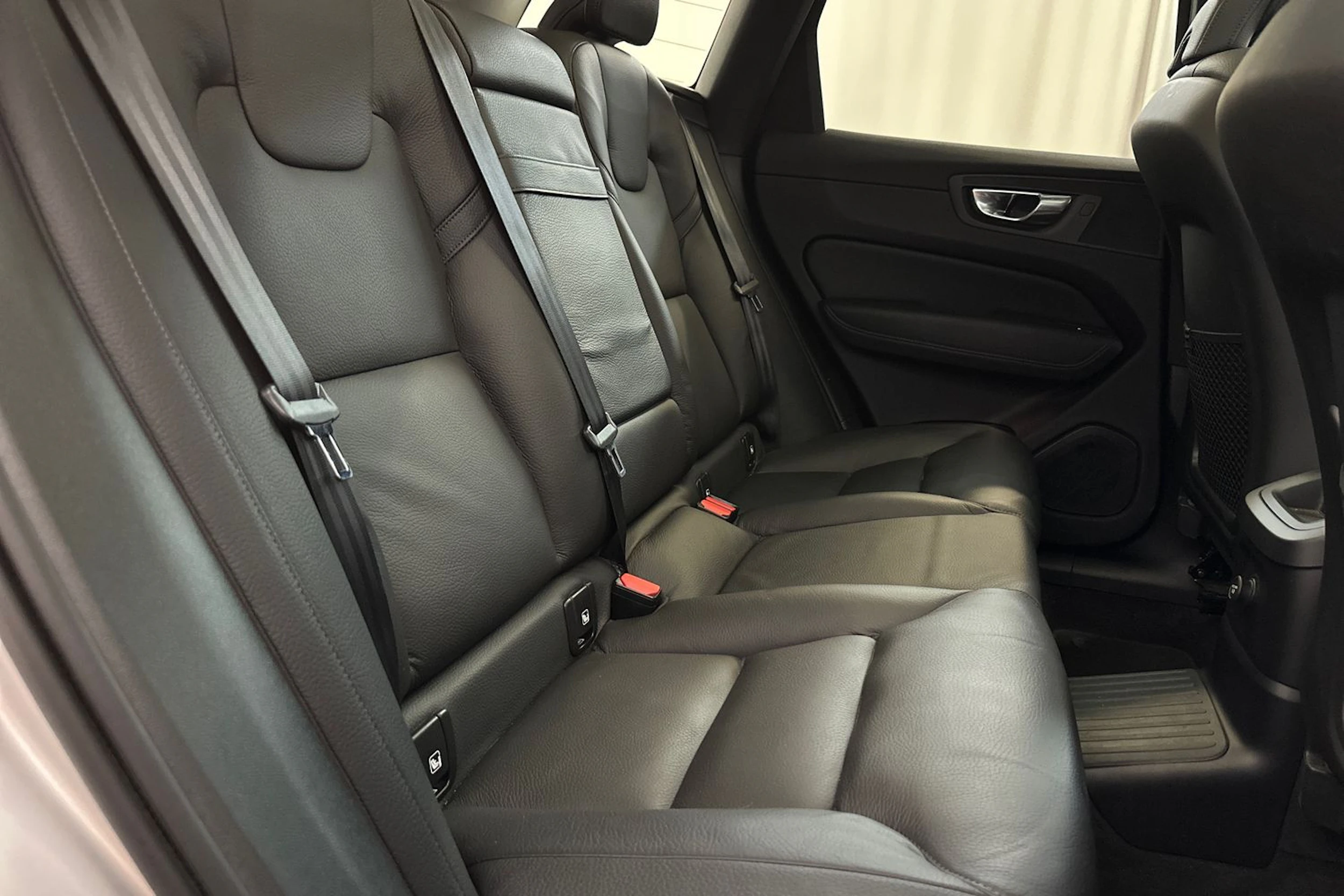 Harmaa Volvo XC60 2019 kuva 10.