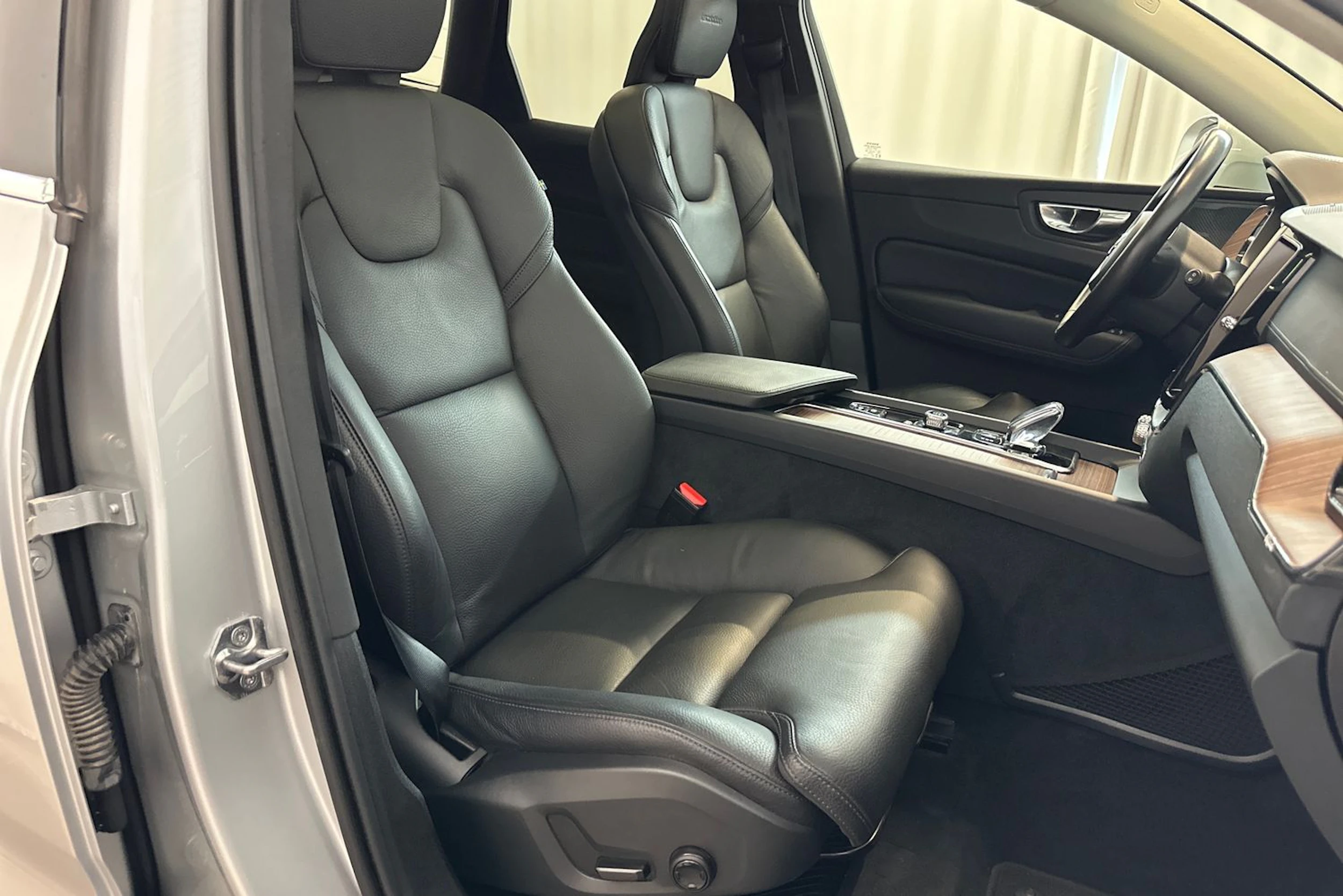 Harmaa Volvo XC60 2019 kuva 12.