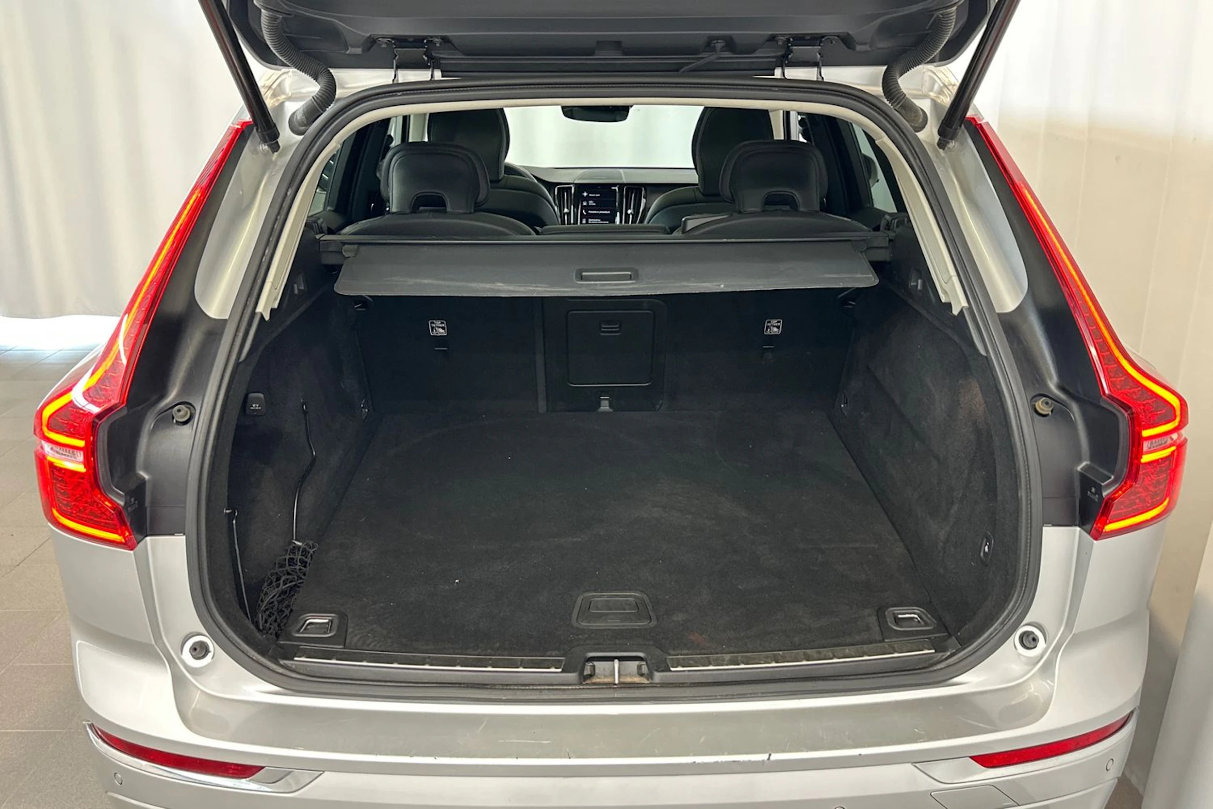 Harmaa Volvo XC60 2019 kuva 13.