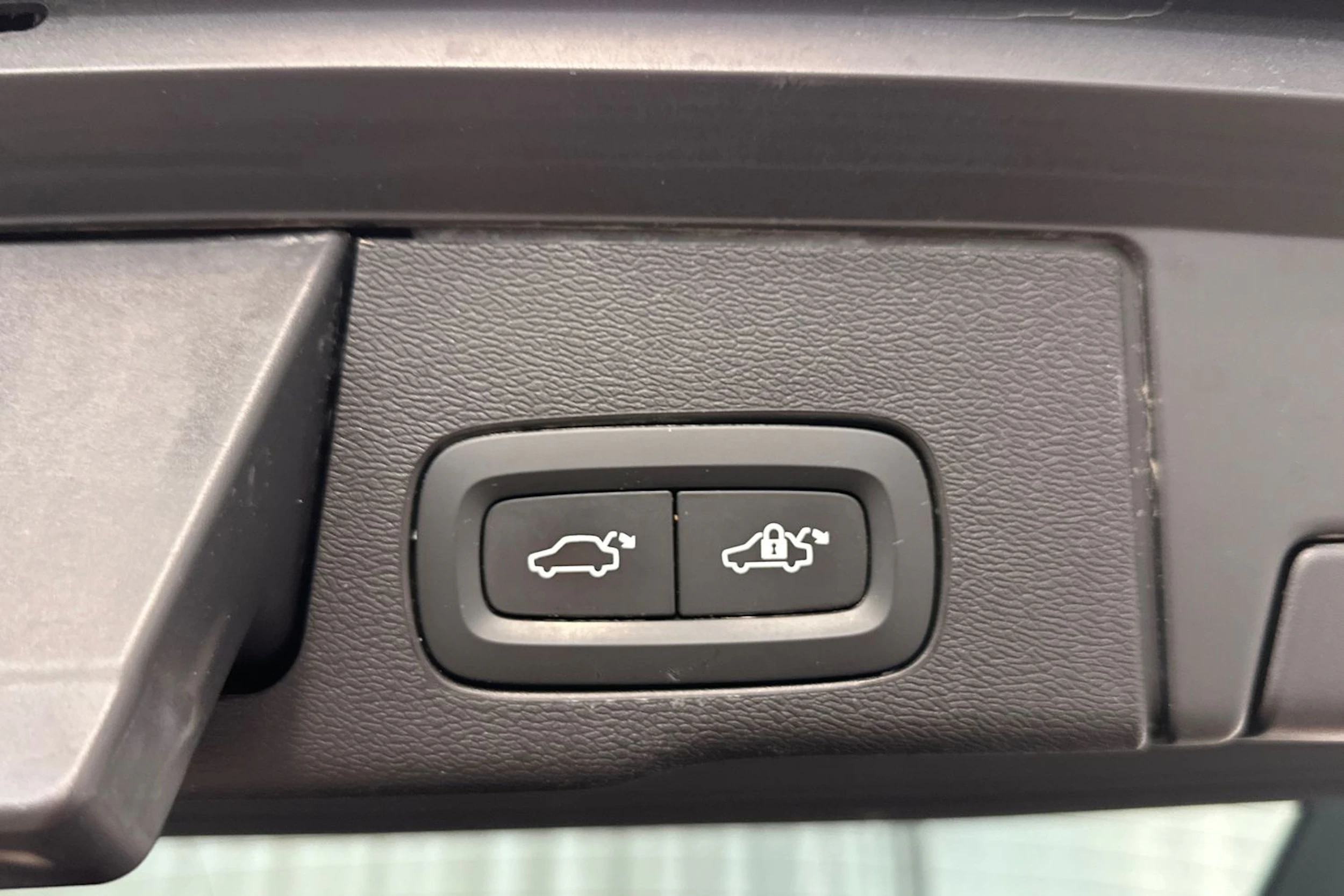 Harmaa Volvo XC60 2019 kuva 14.