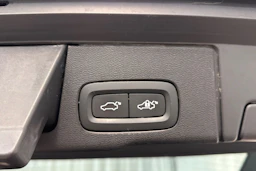 Harmaa Volvo XC60 2019 kuva 14.