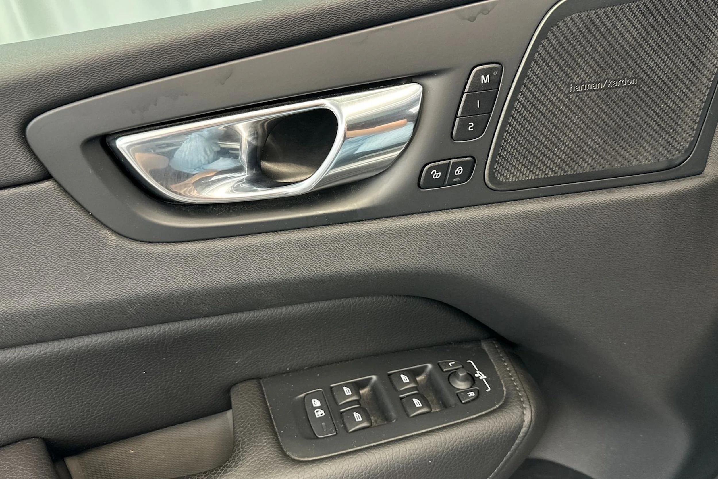 Harmaa Volvo XC60 2019 kuva 17.