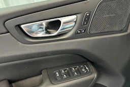 Harmaa Volvo XC60 2019 kuva 17.