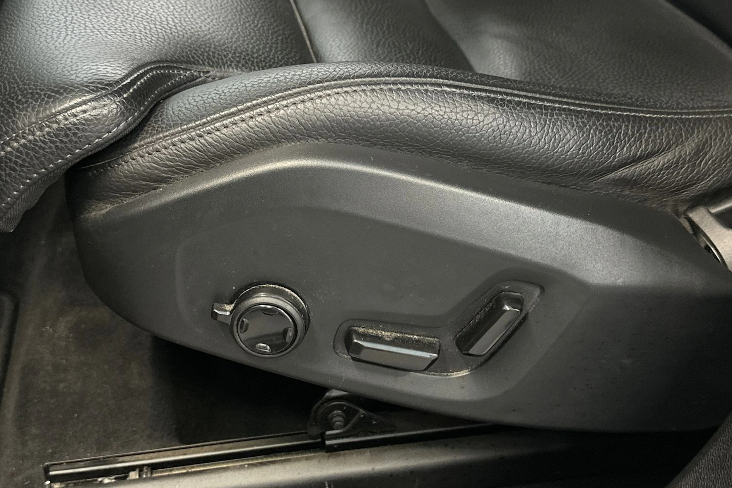 Harmaa Volvo XC60 2019 kuva 18.