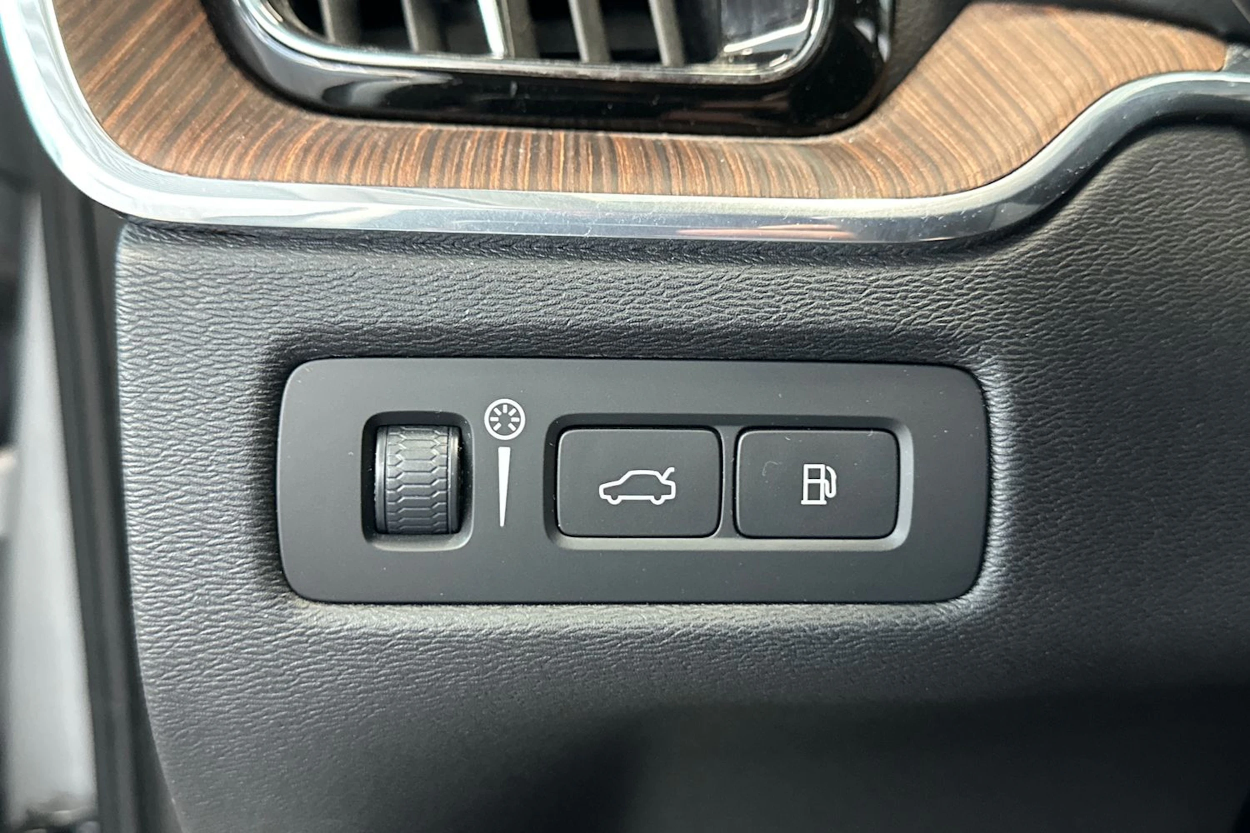 Harmaa Volvo XC60 2019 kuva 19.