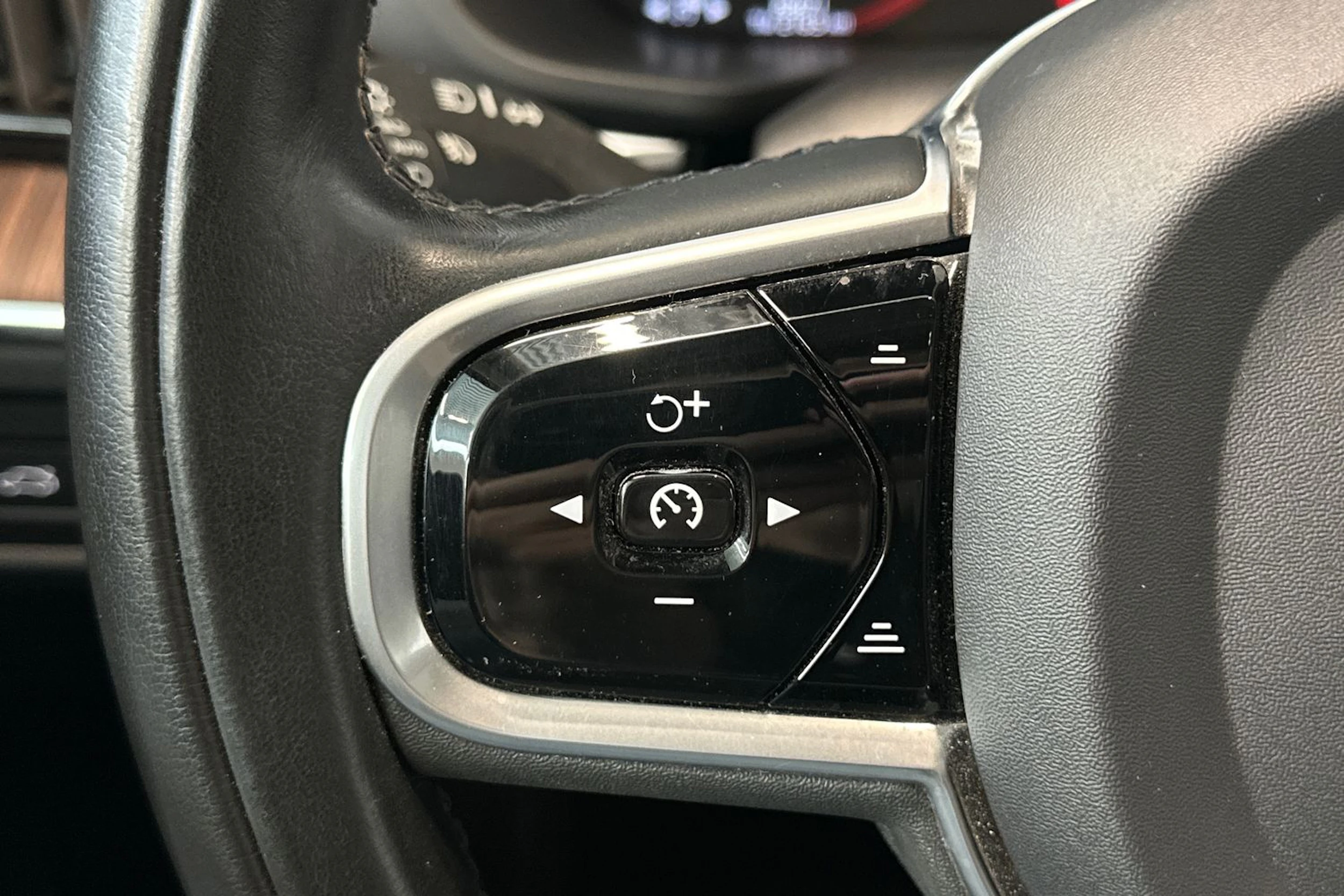 Harmaa Volvo XC60 2019 kuva 20.