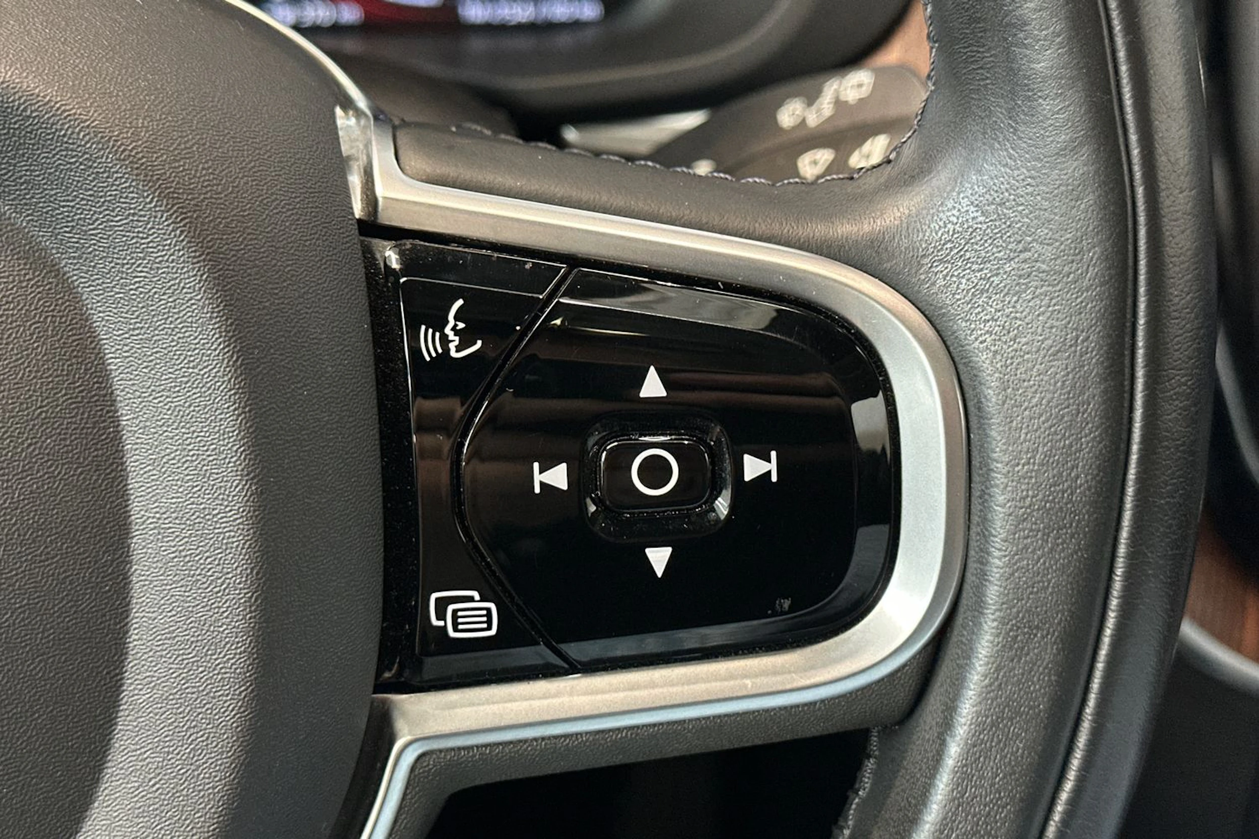 Harmaa Volvo XC60 2019 kuva 21.