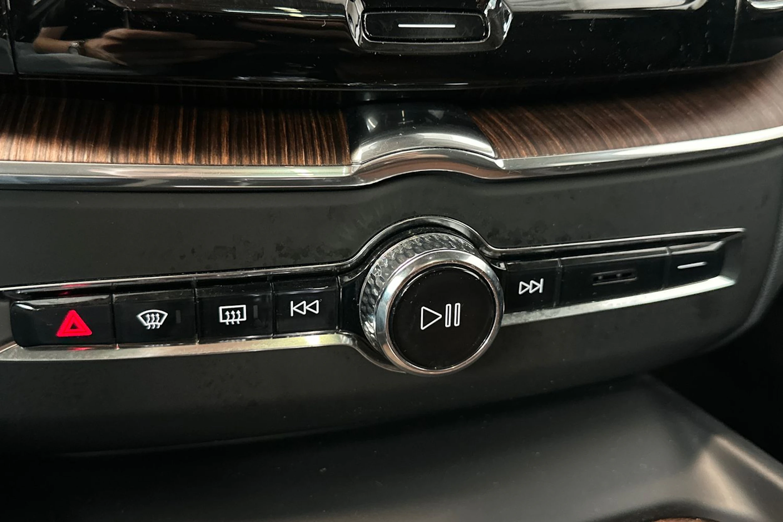 Harmaa Volvo XC60 2019 kuva 24.
