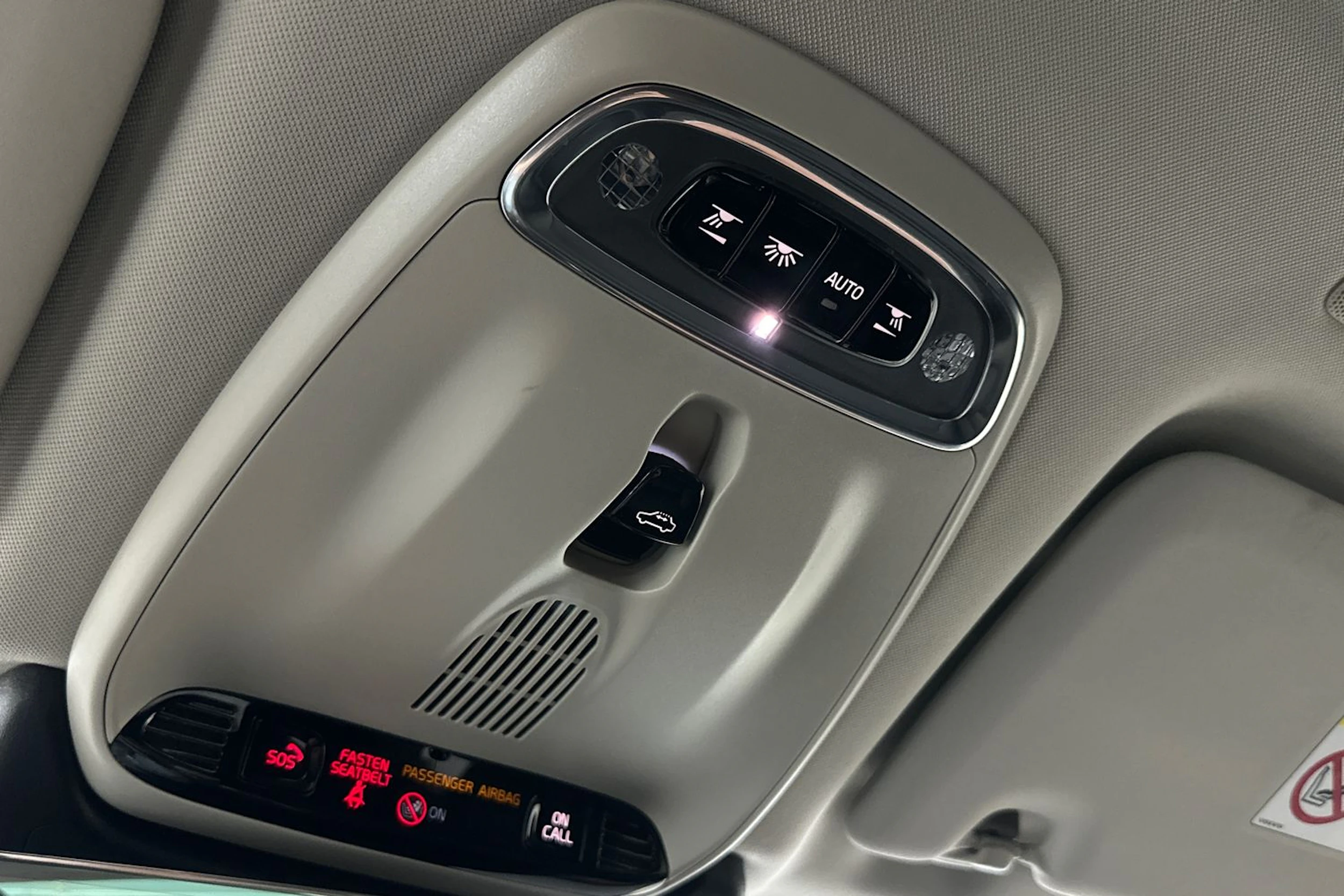 Harmaa Volvo XC60 2019 kuva 30.