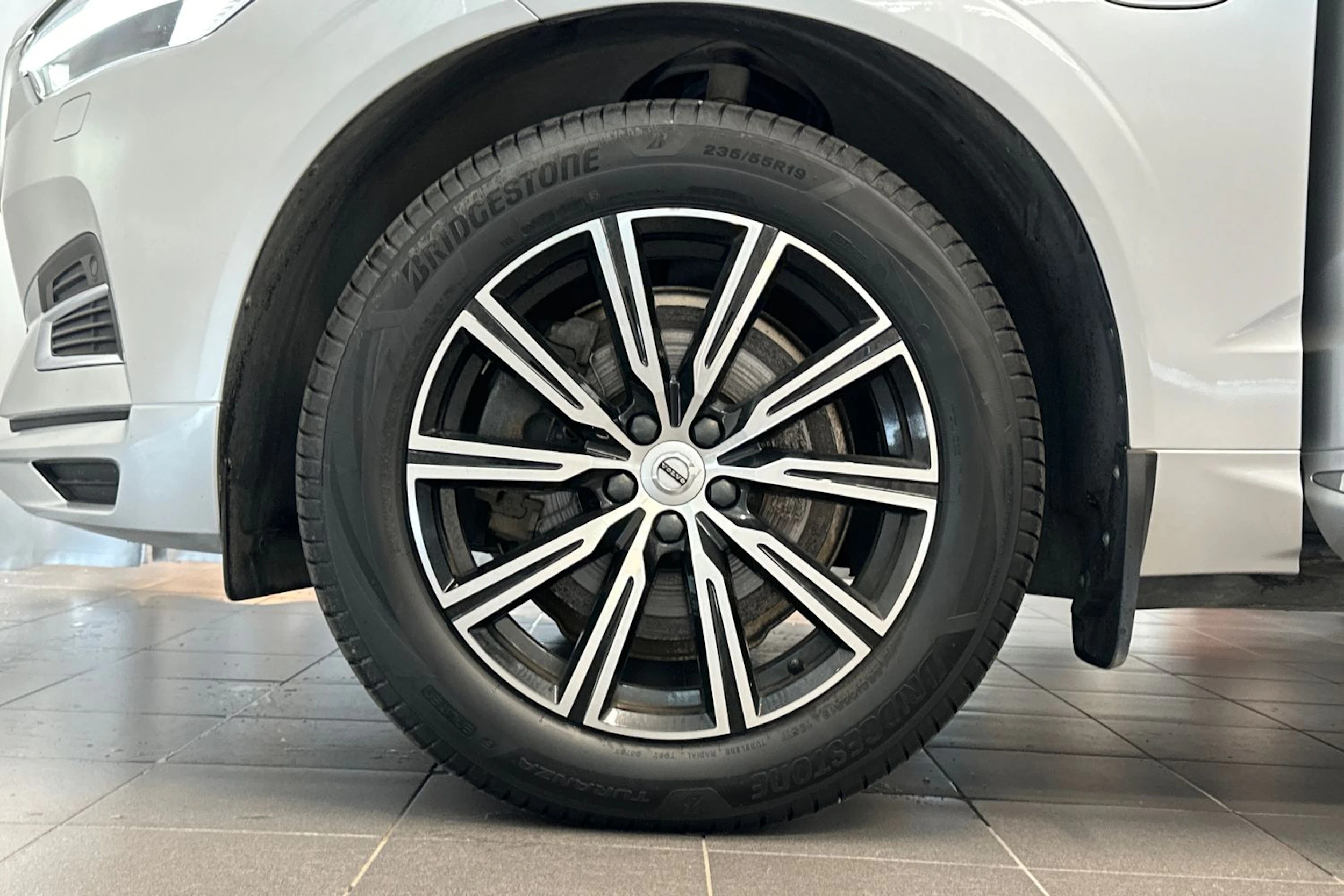 Harmaa Volvo XC60 2019 kuva 32.