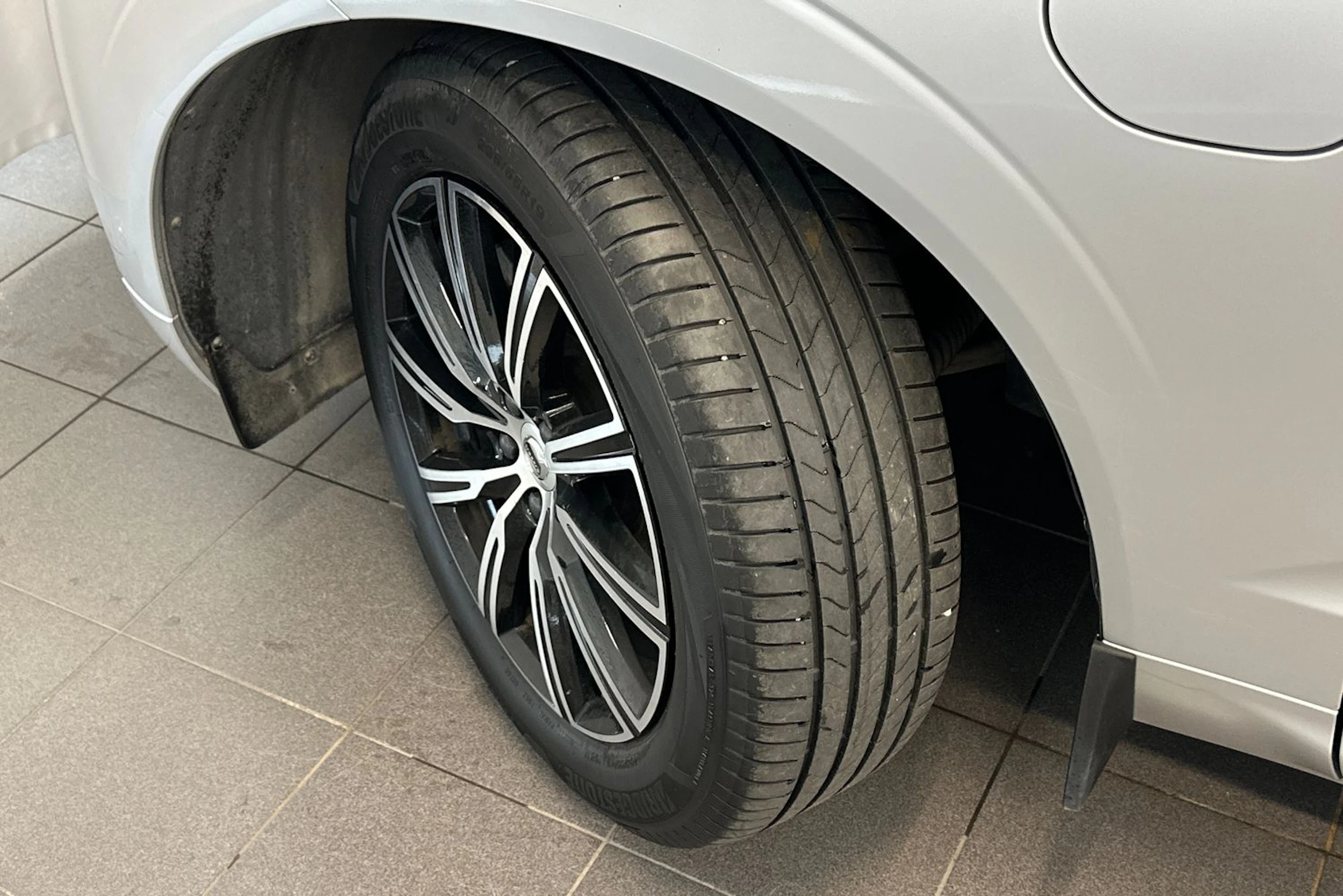 Harmaa Volvo XC60 2019 kuva 33.