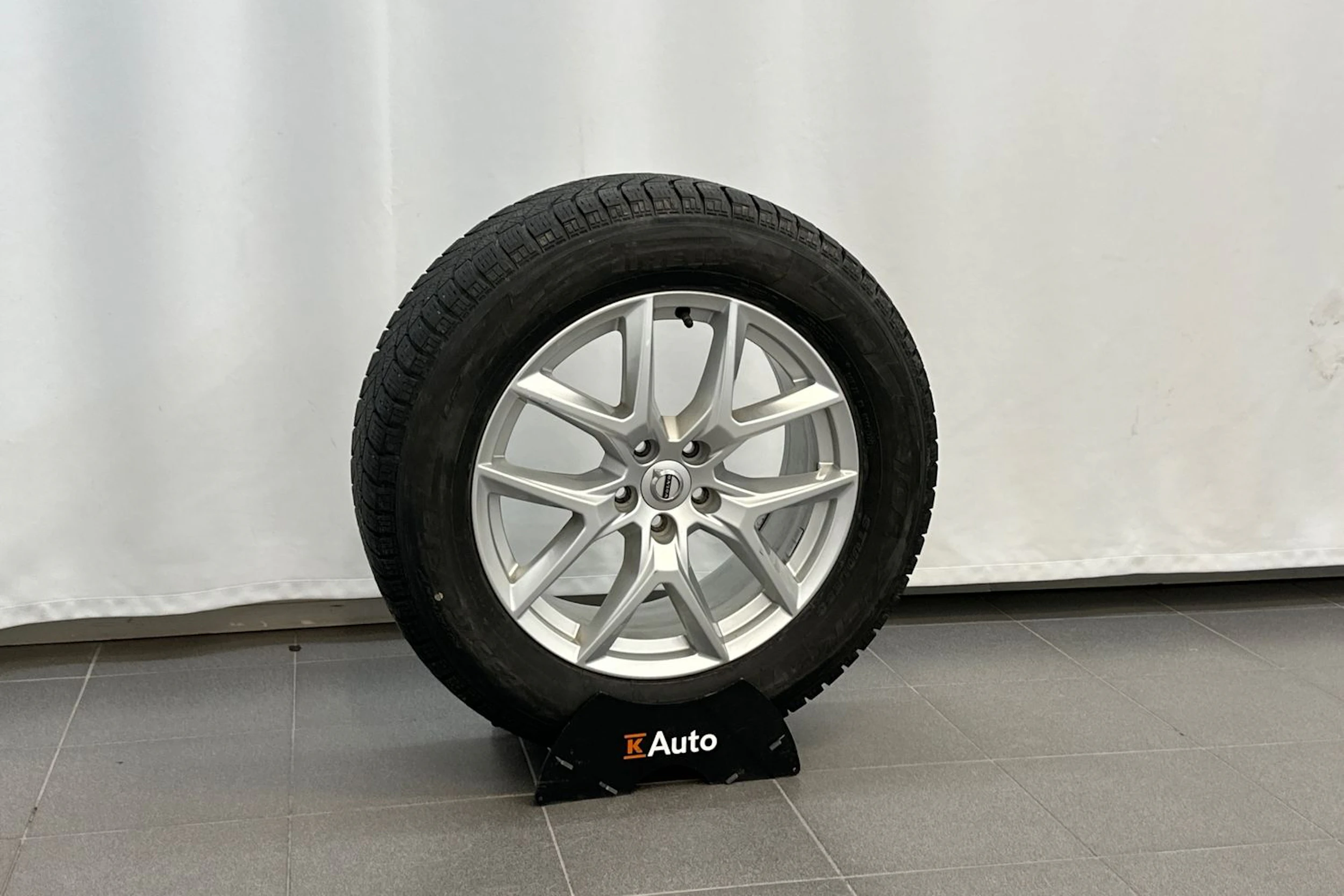 Harmaa Volvo XC60 2019 kuva 34.